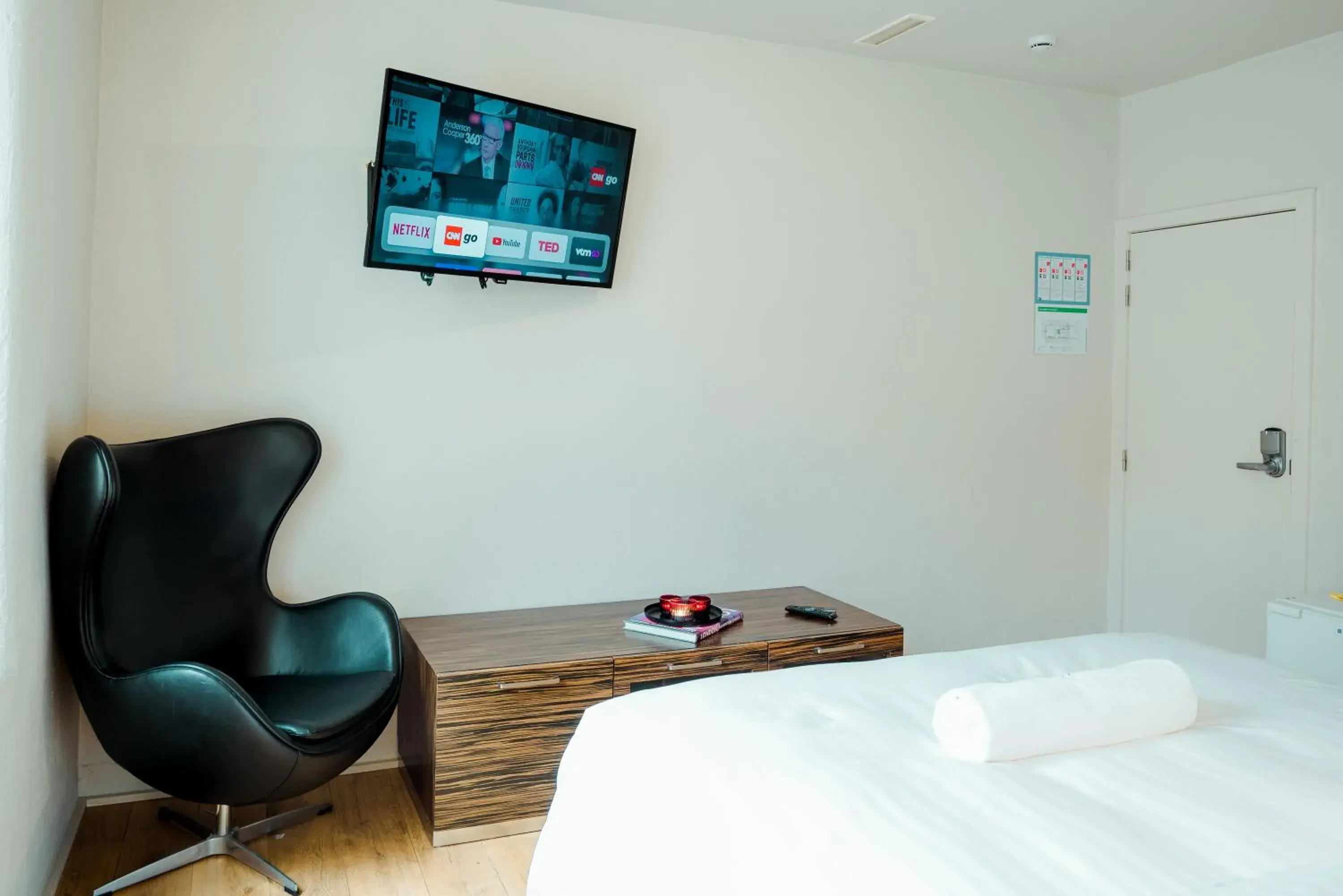 TV and multimedia, Bed in The House of Edward by Domani Hotels TV and multimedia, Bed in The House of Edward by Domani Hotels