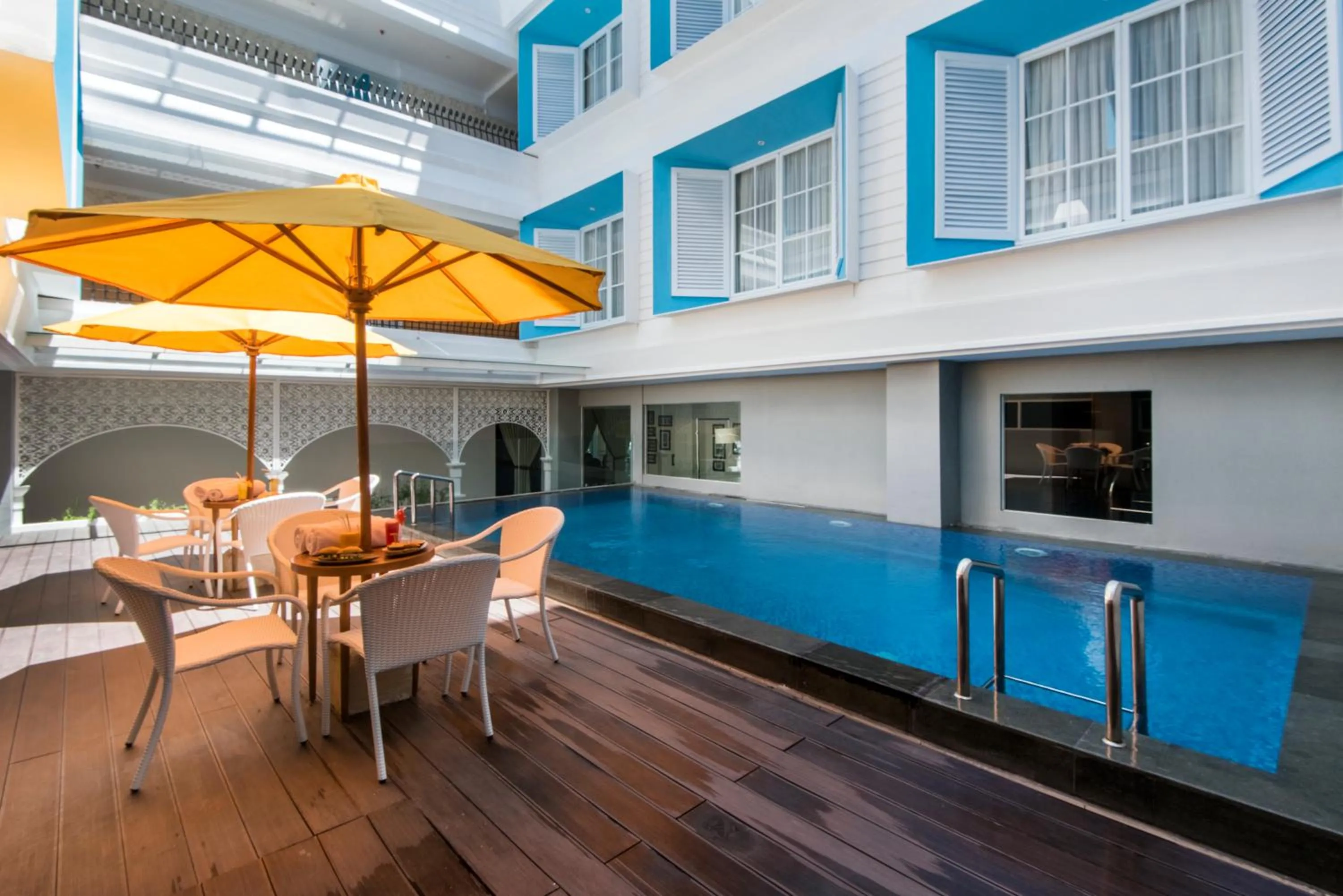 Swimming pool in Yan's House Hotel