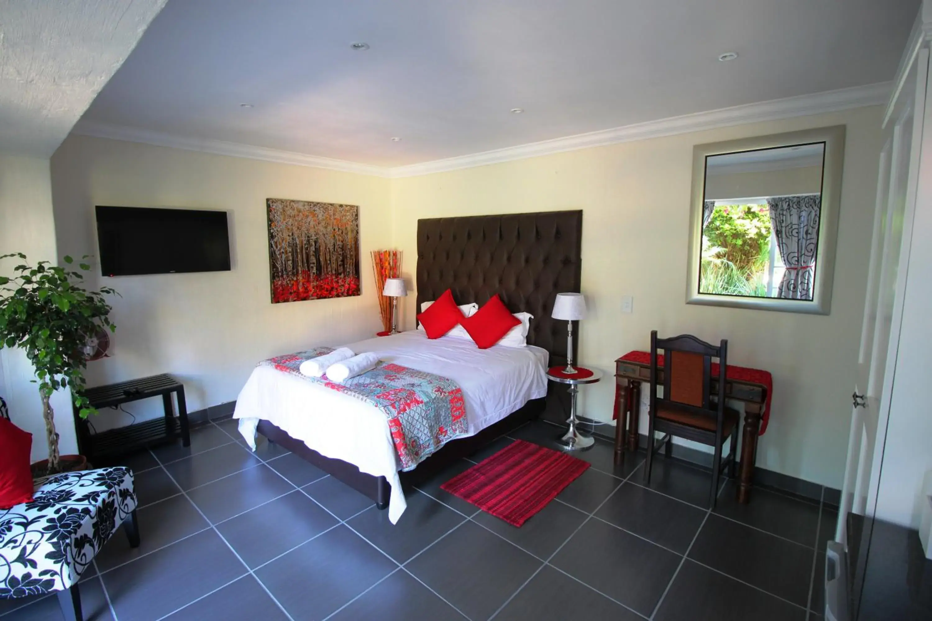 Deluxe Queen Room in House on Morninghill Deluxe Queen Room in House on Morninghill