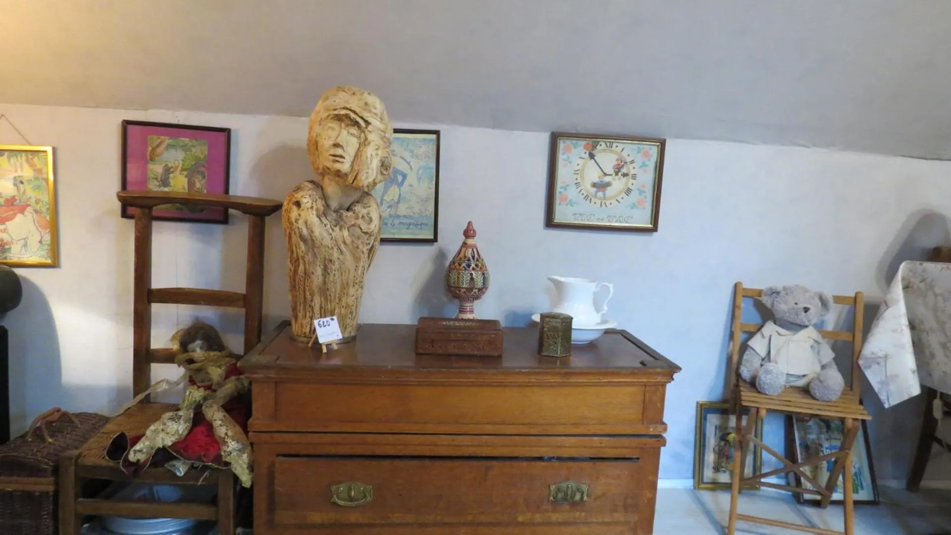 Communal lounge/ TV room in Le Chant Des Fees