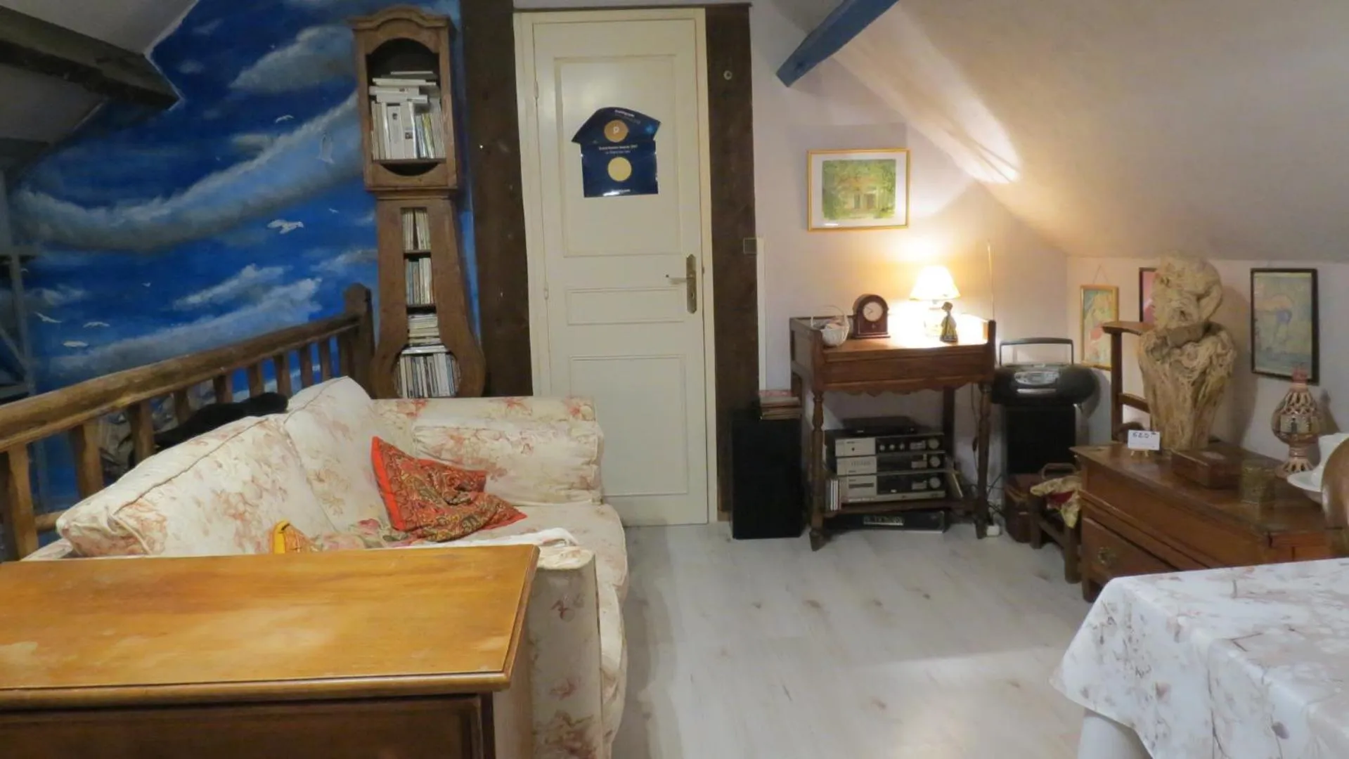 Library, Bed in Le Chant Des Fees