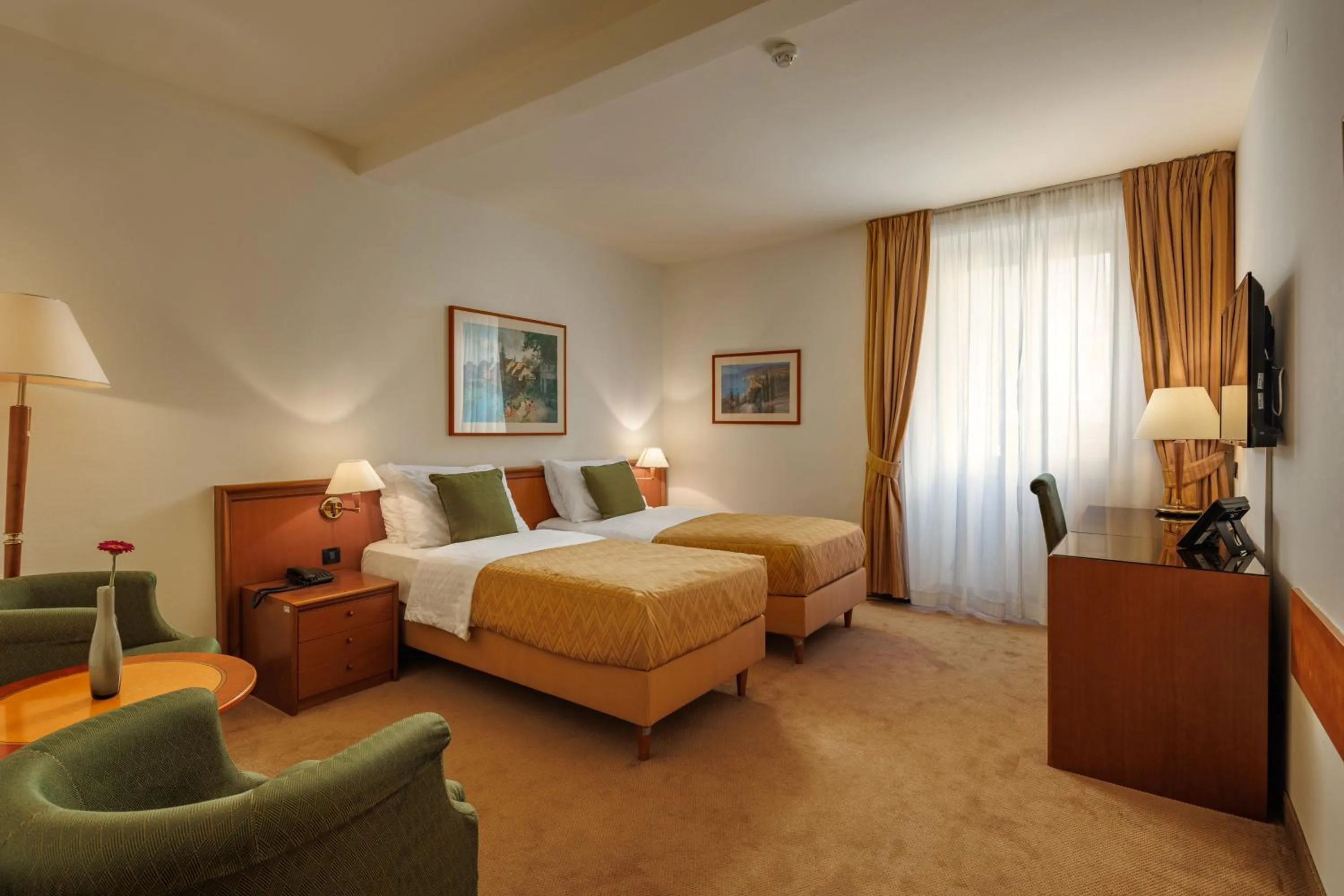 Photo of the whole room, Bed in Grand Hotel Bonavia