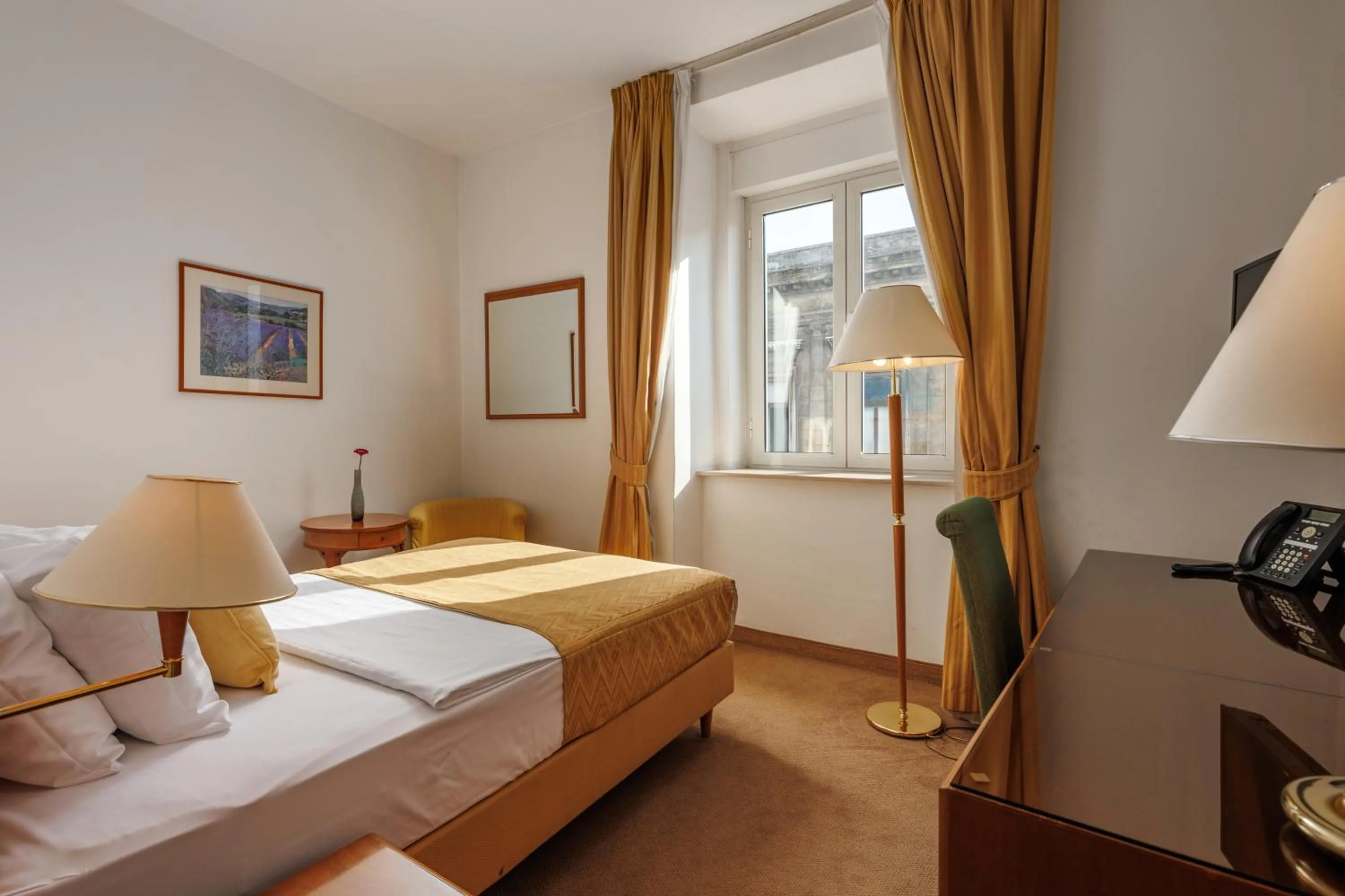 Photo of the whole room, Bed in Grand Hotel Bonavia