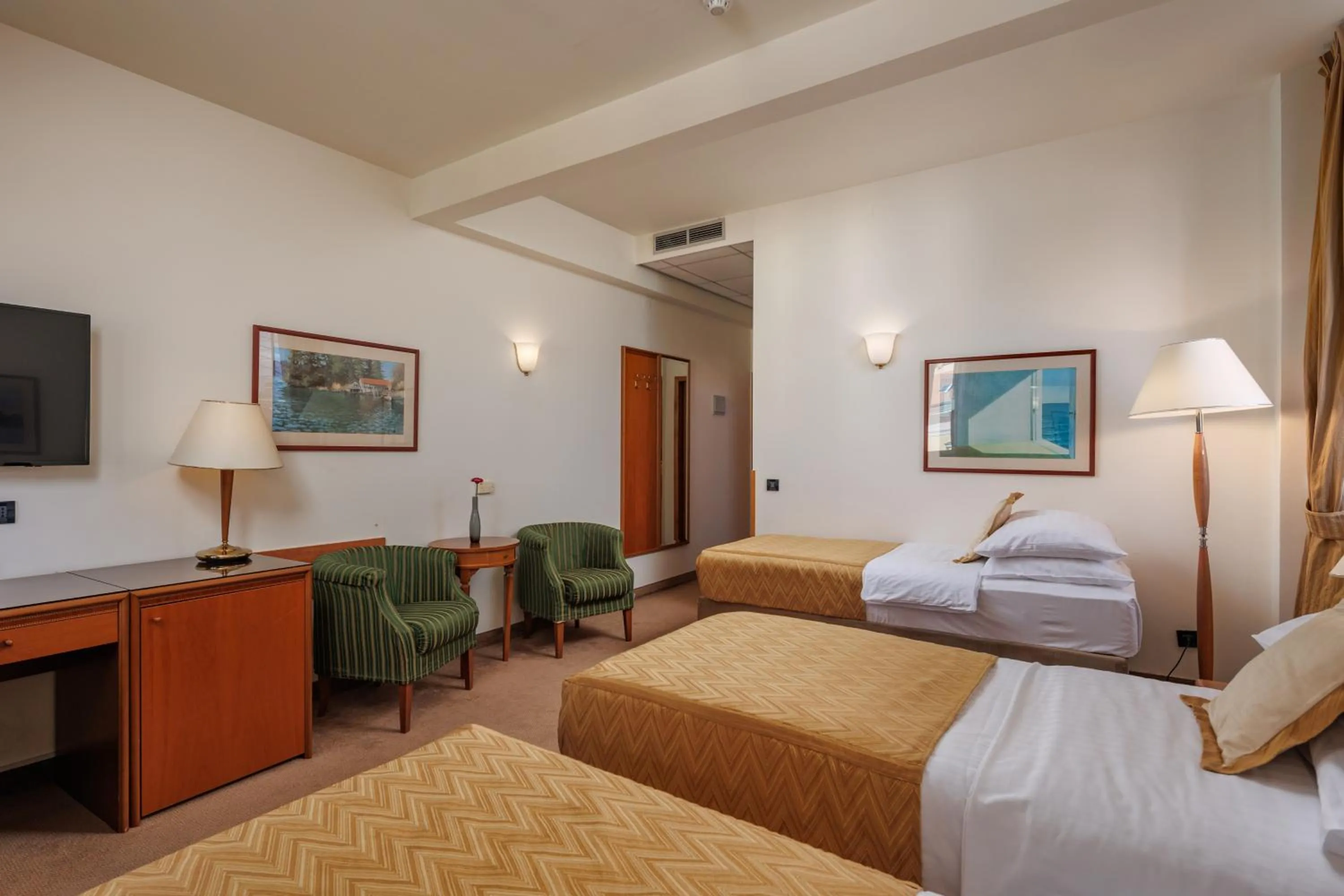 Photo of the whole room, Bed in Grand Hotel Bonavia