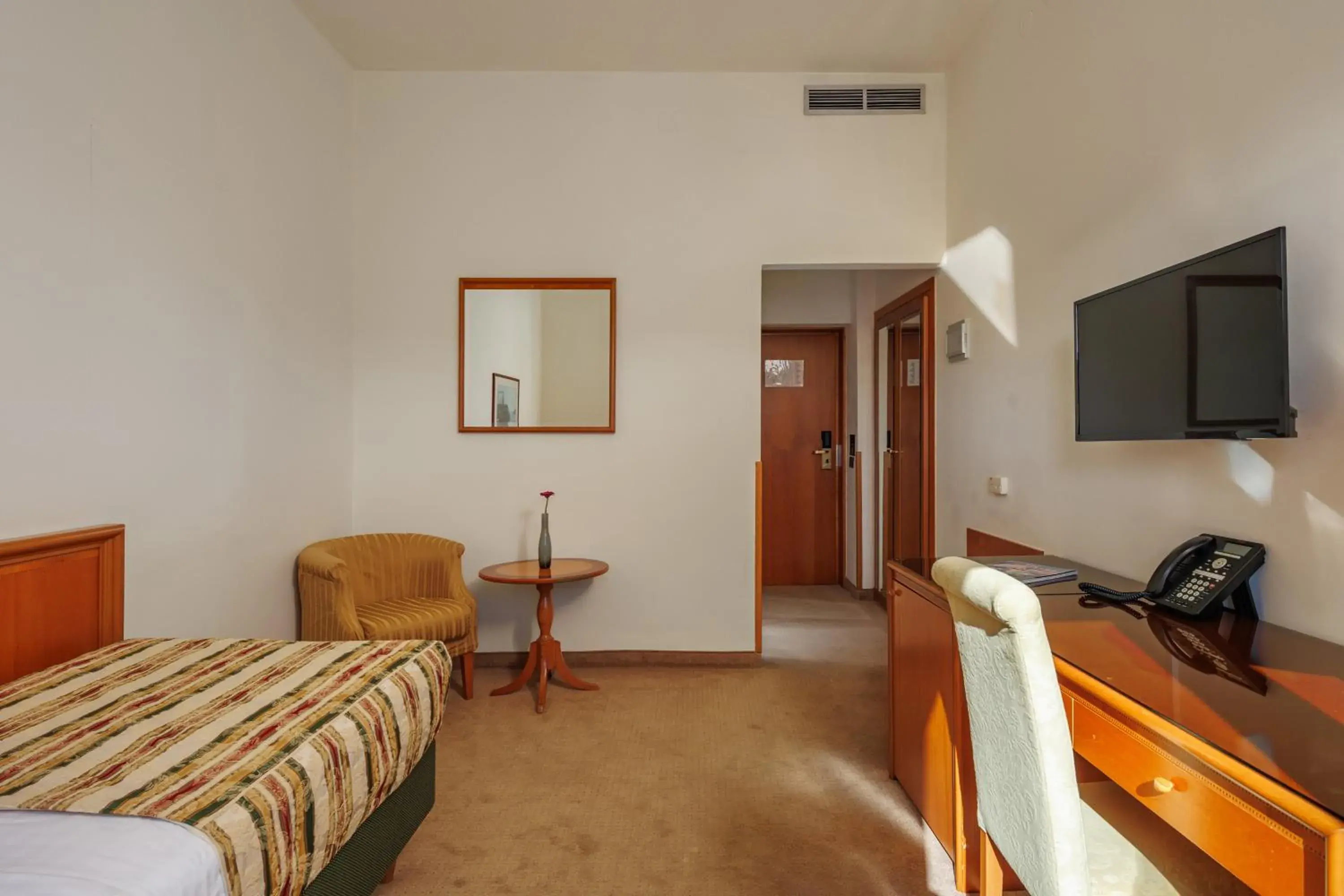 TV and multimedia, Bed in Grand Hotel Bonavia TV and multimedia, Bed in Grand Hotel Bonavia