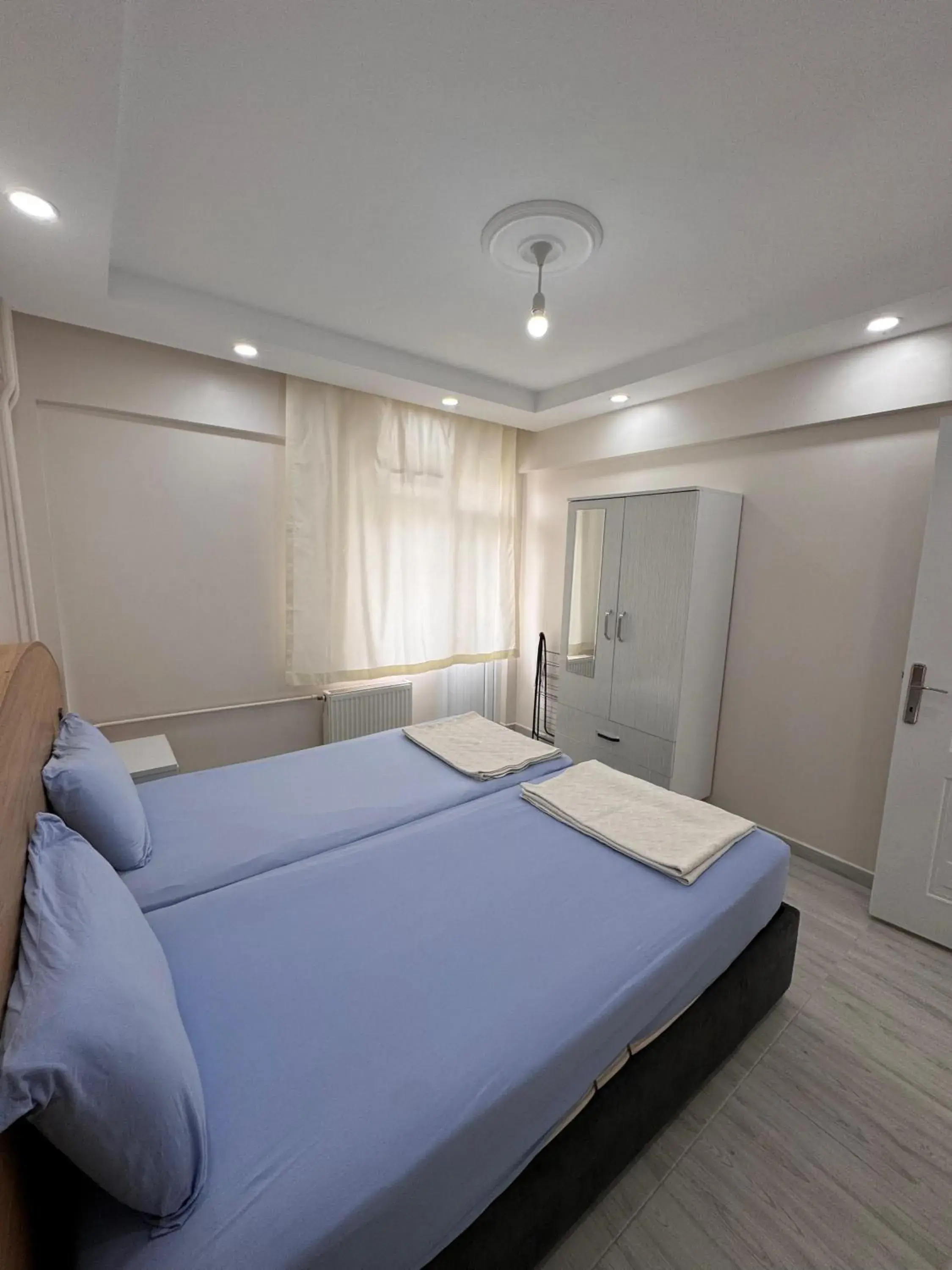 Triple Room with Balcony in Orçın Apartments Triple Room with Balcony in Orçın Apartments