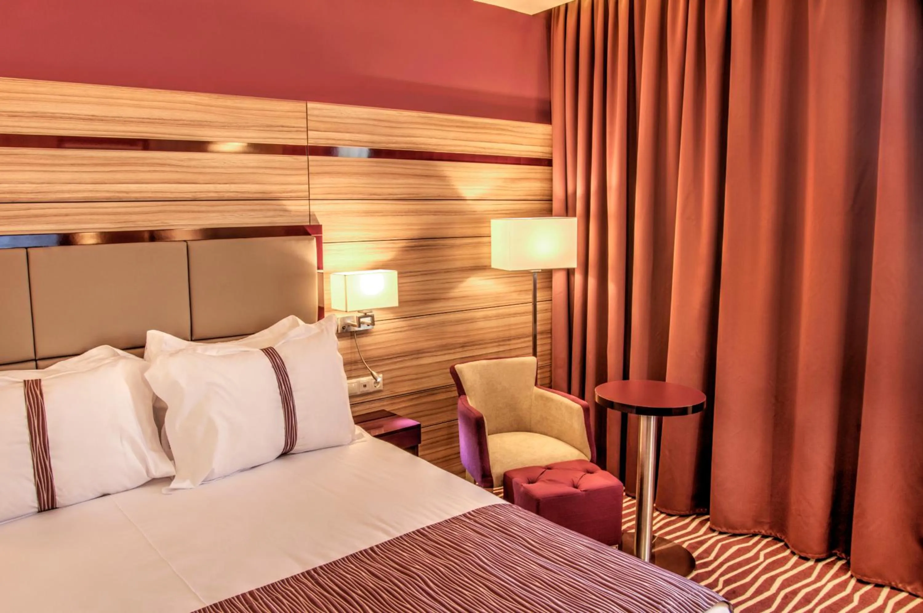 Property building, Bed in Holiday Inn Plovdiv by IHG