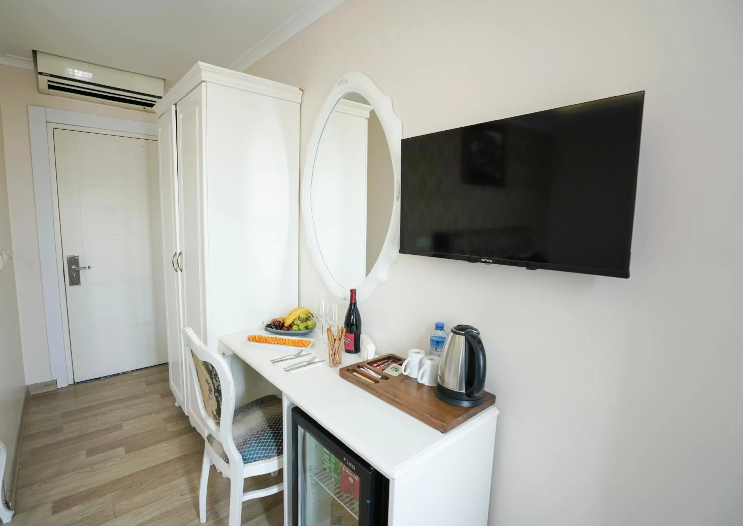 TV and multimedia in Bon Hotel Old City