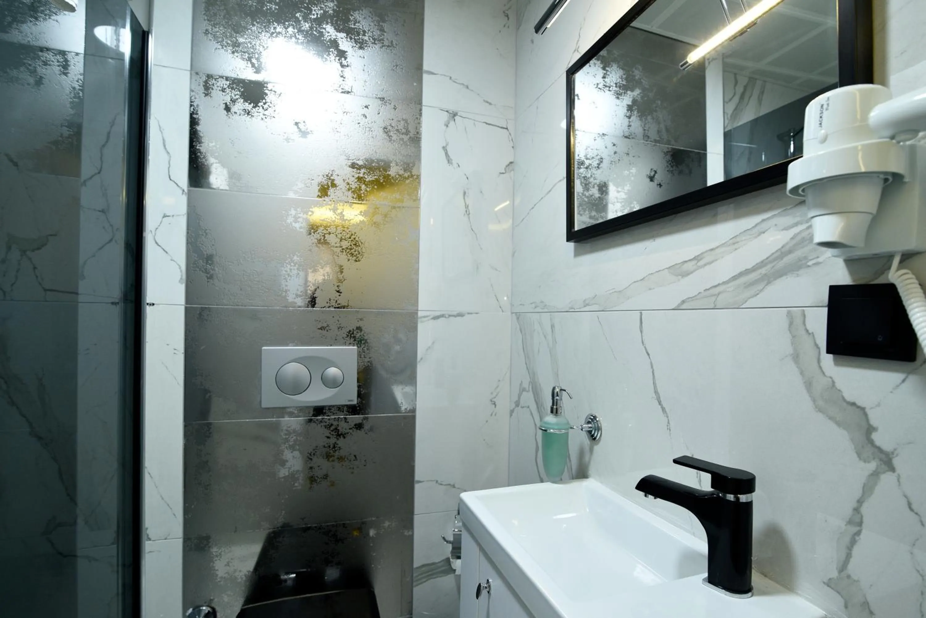 Toilet in Bon Hotel Old City