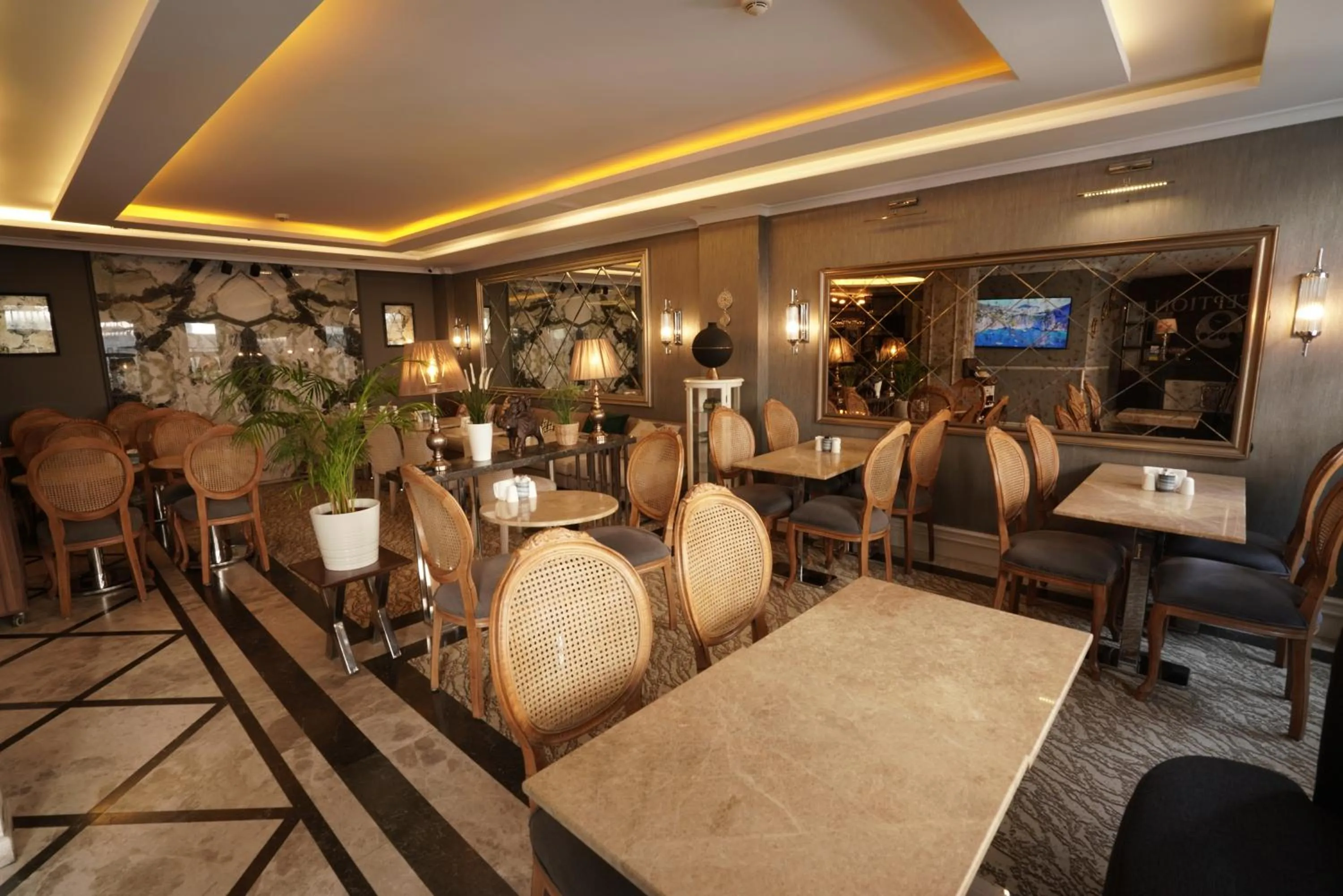 Communal lounge/ TV room in Bon Hotel Old City