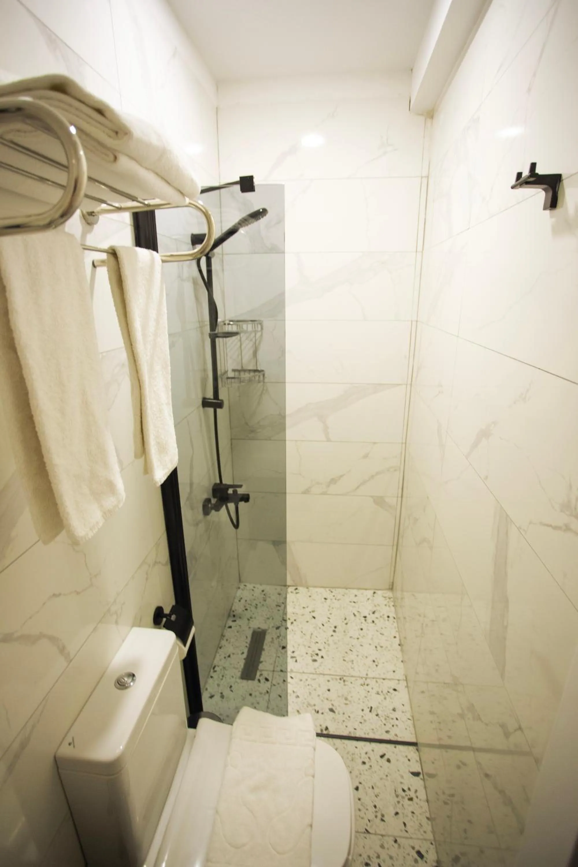 Shower in Bon Hotel Old City