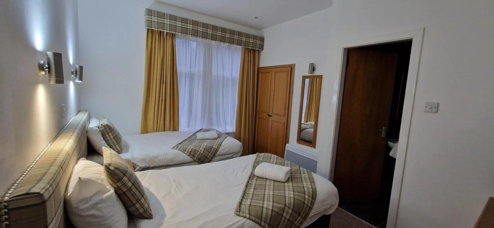 Bedroom, Bed in Loch Long Hotel