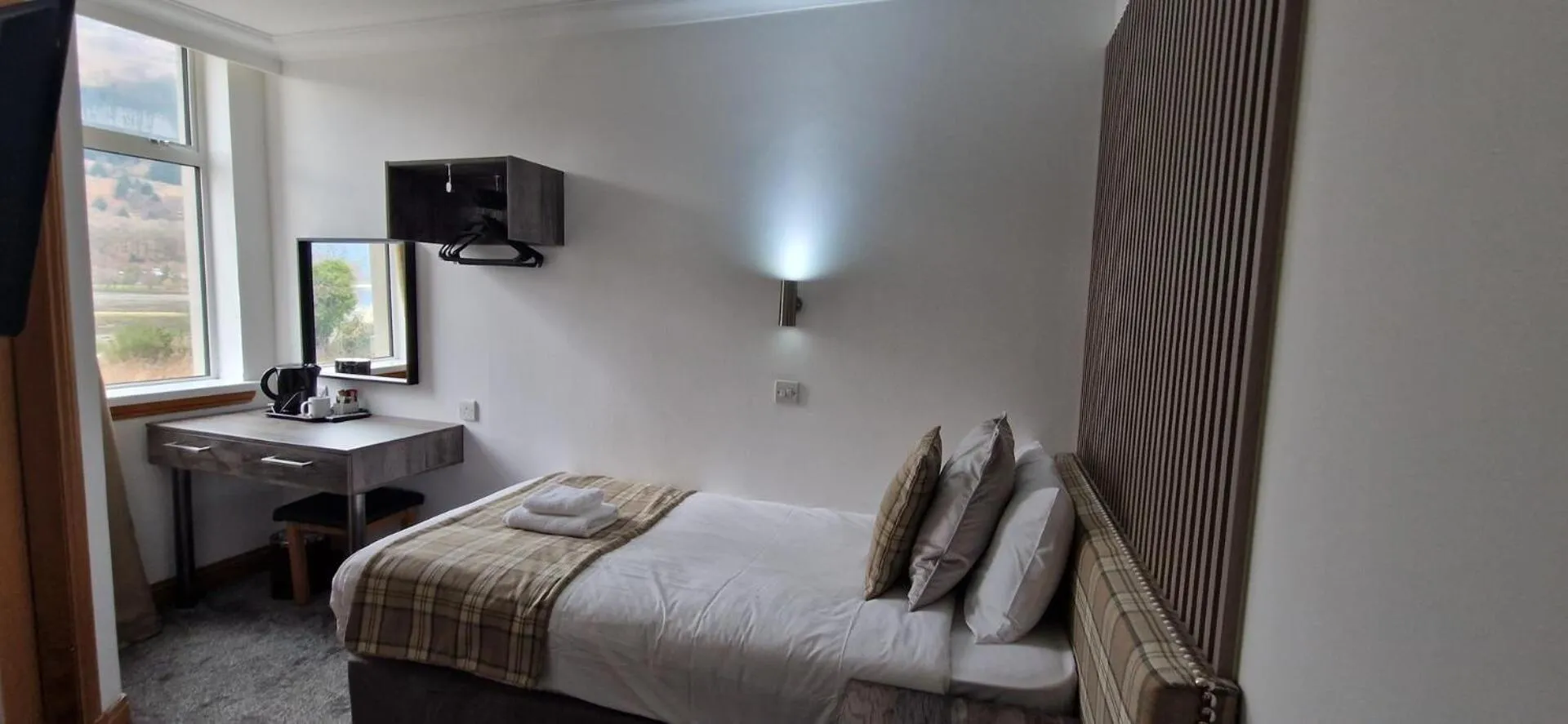 Bedroom, Bed in Loch Long Hotel