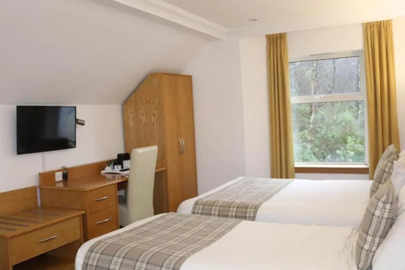 Bedroom, Bed in Loch Long Hotel