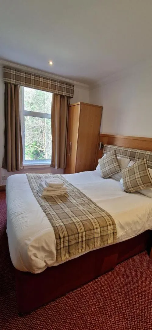 Bedroom, Bed in Loch Long Hotel