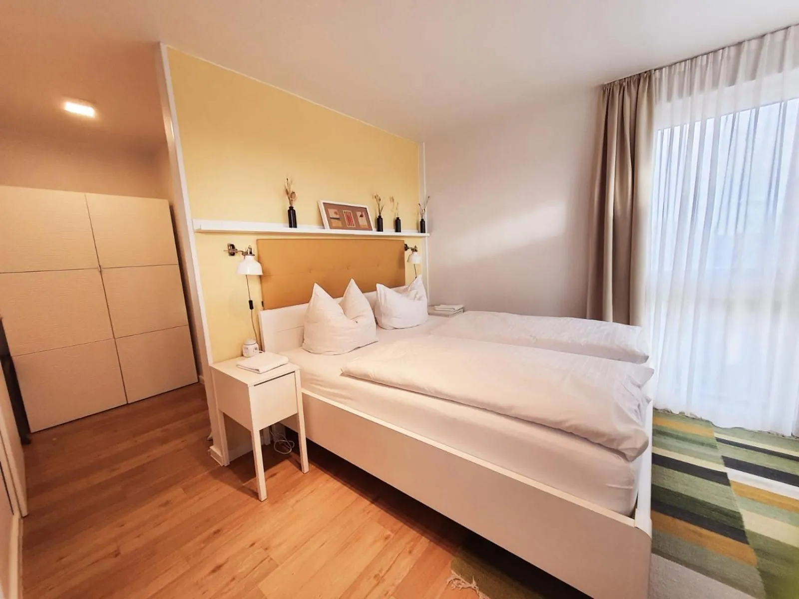 Property building, Bed in Haus Achtern Diek in erster Reihe am Meer