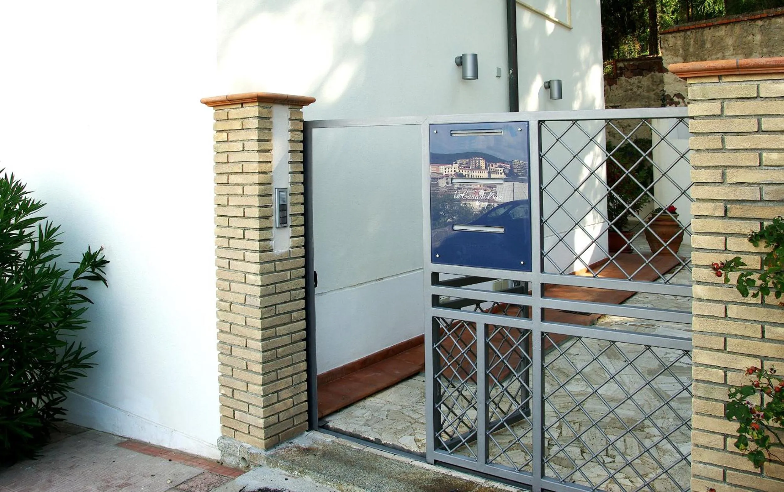 Facade/entrance in La Casa di Boz B&B