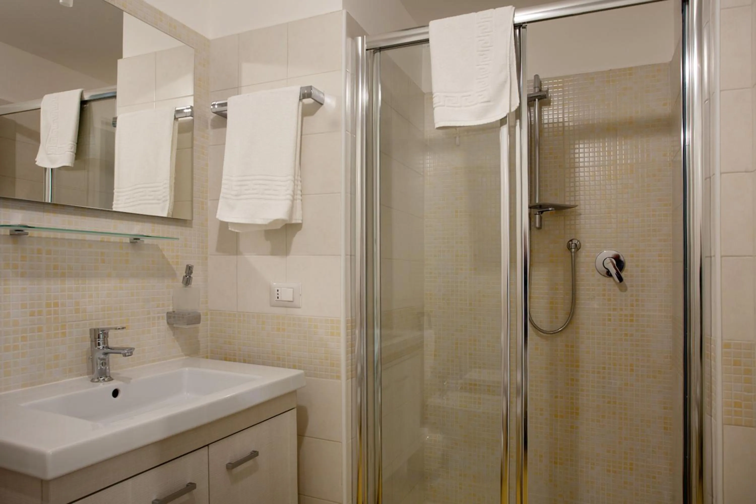 Shower in B&B A due Passi dal Mare