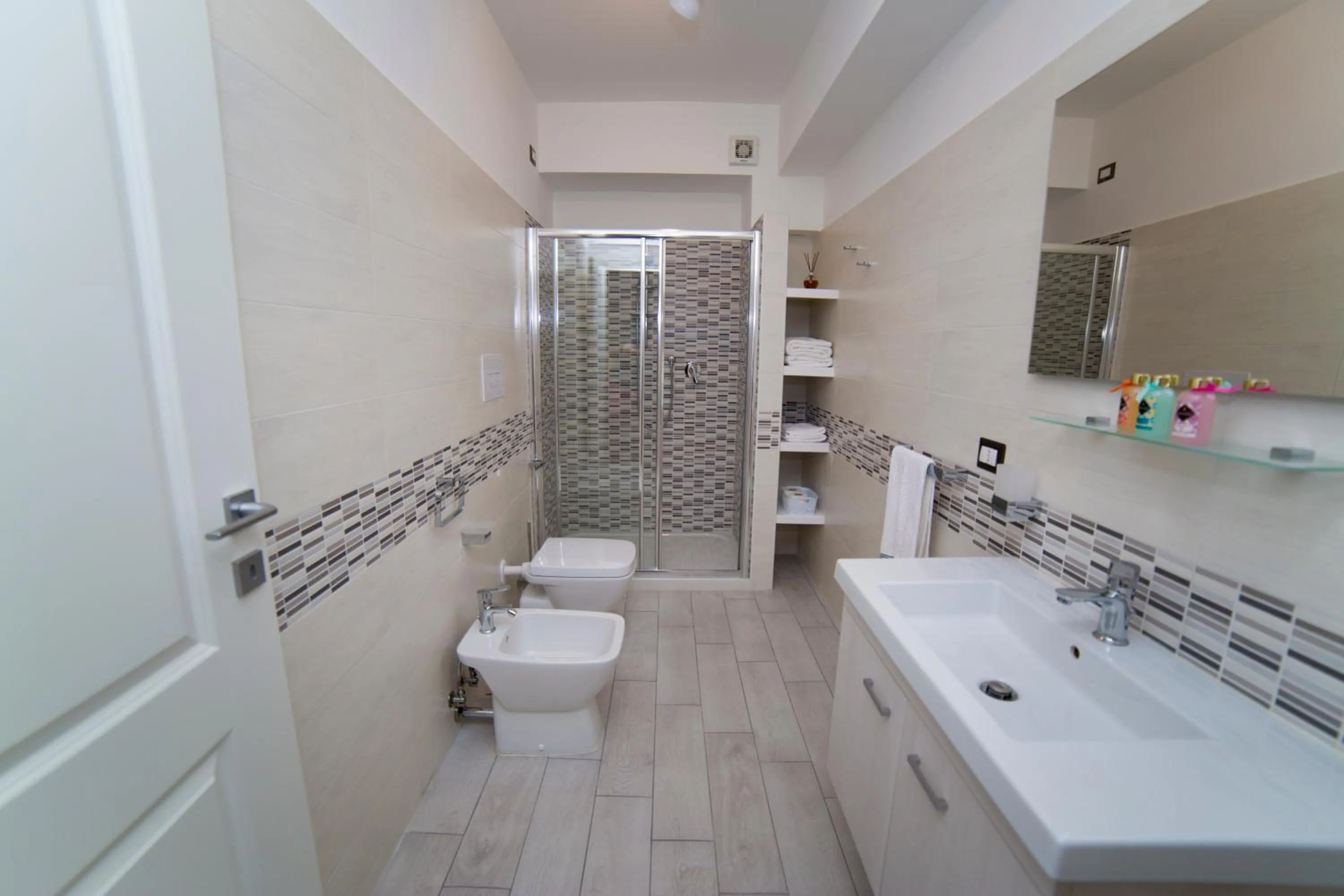 Shower in B&B A due Passi dal Mare