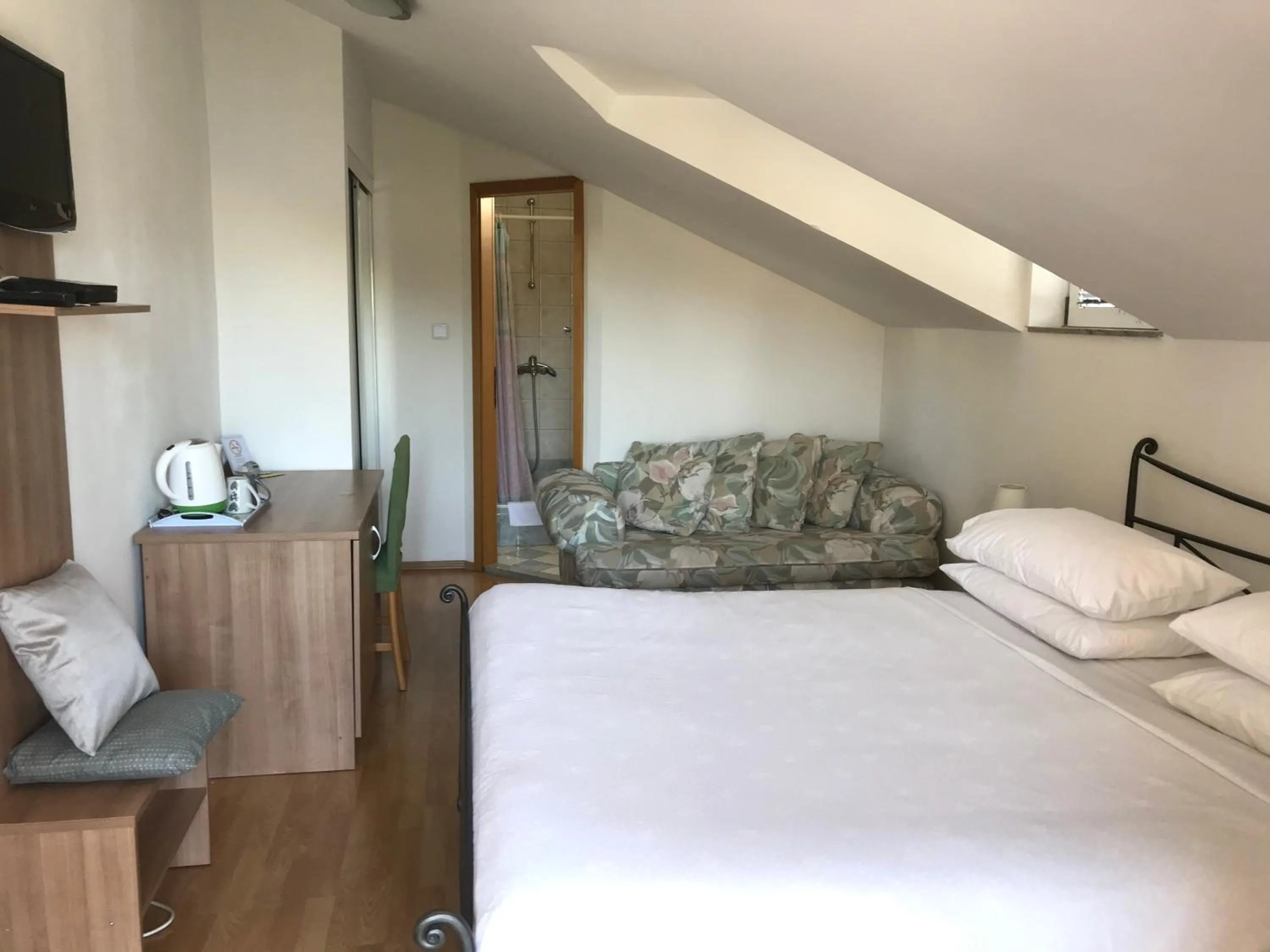 Bedroom, Bed in Pink Inn