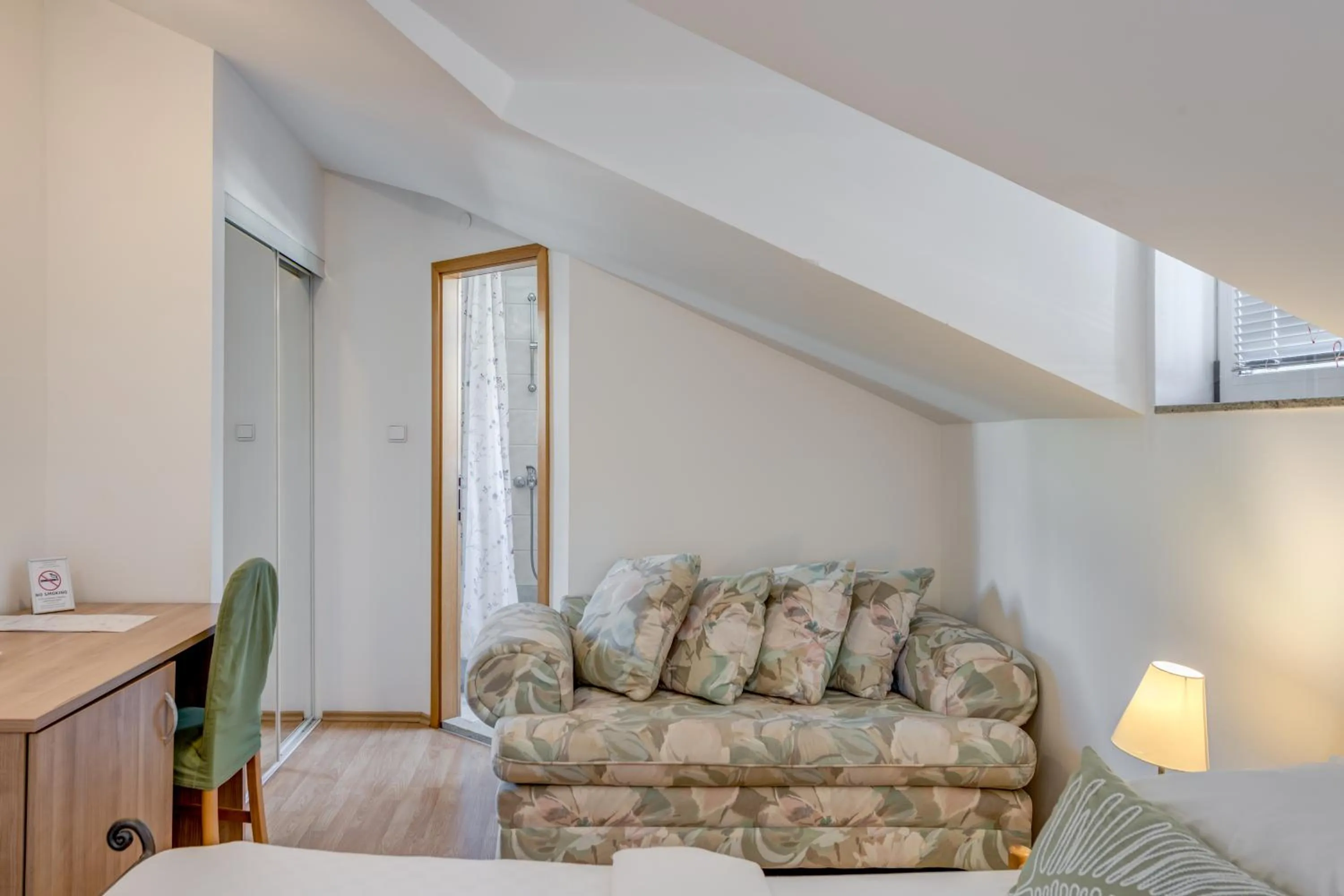 Bedroom, Bed in Pink Inn