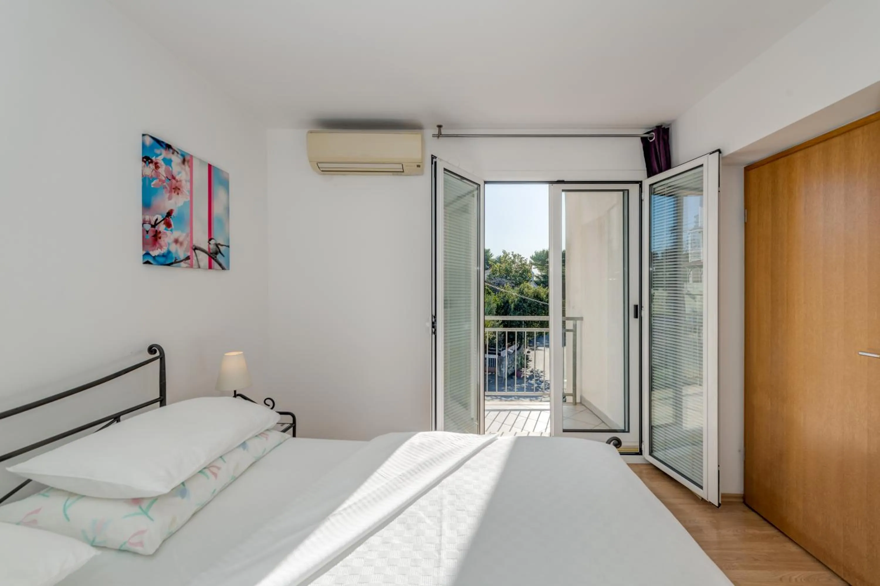 Balcony/Terrace, Bed in Pink Inn