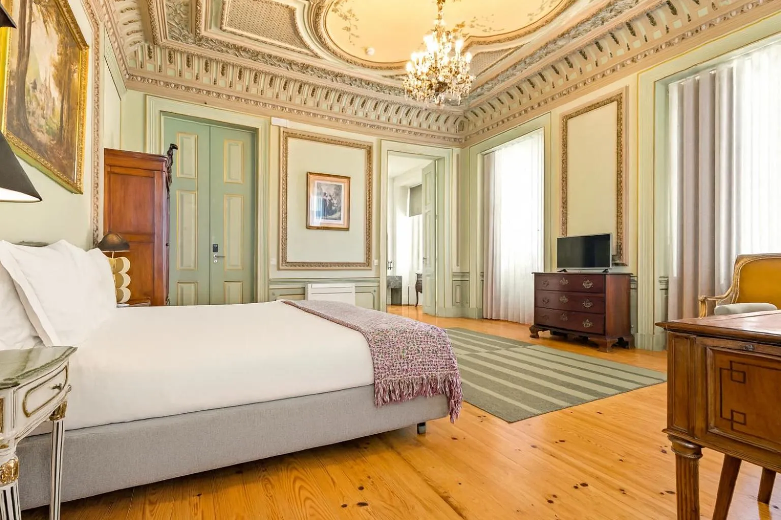 Photo of the whole room, Bed in Tesouro da Baixa by Shiadu