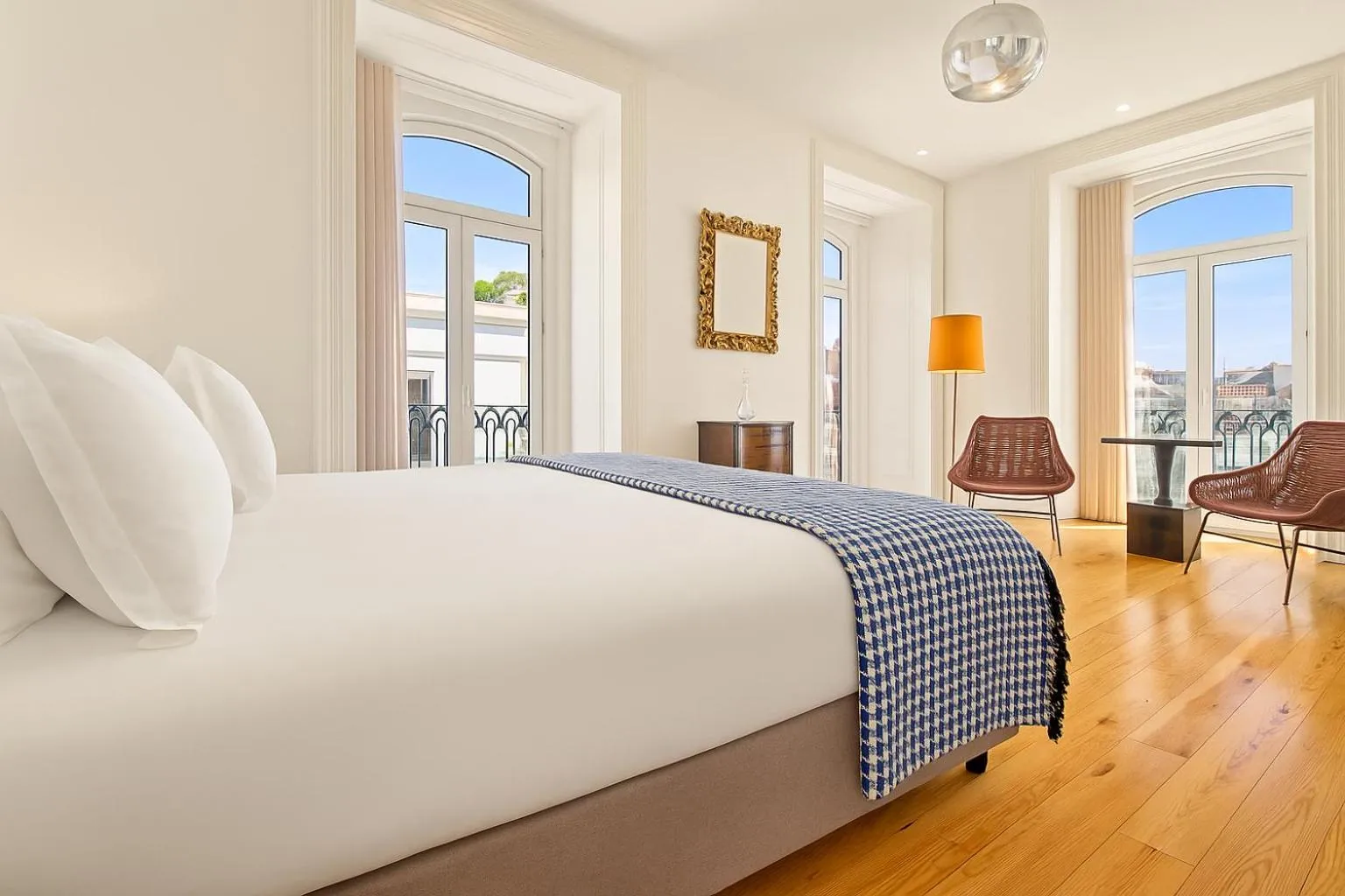 Bedroom, Bed in Tesouro da Baixa by Shiadu