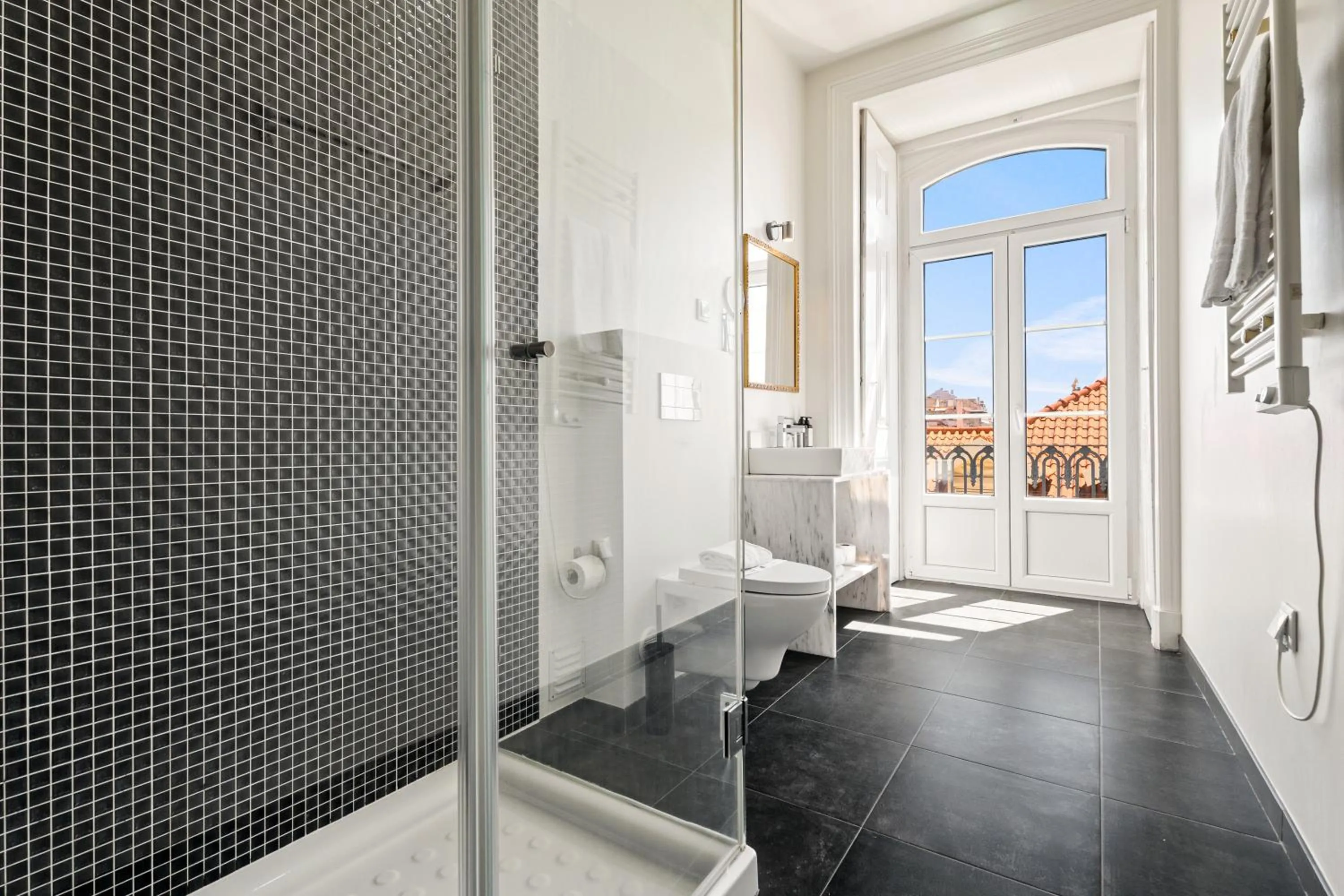 Bathroom in Tesouro da Baixa by Shiadu