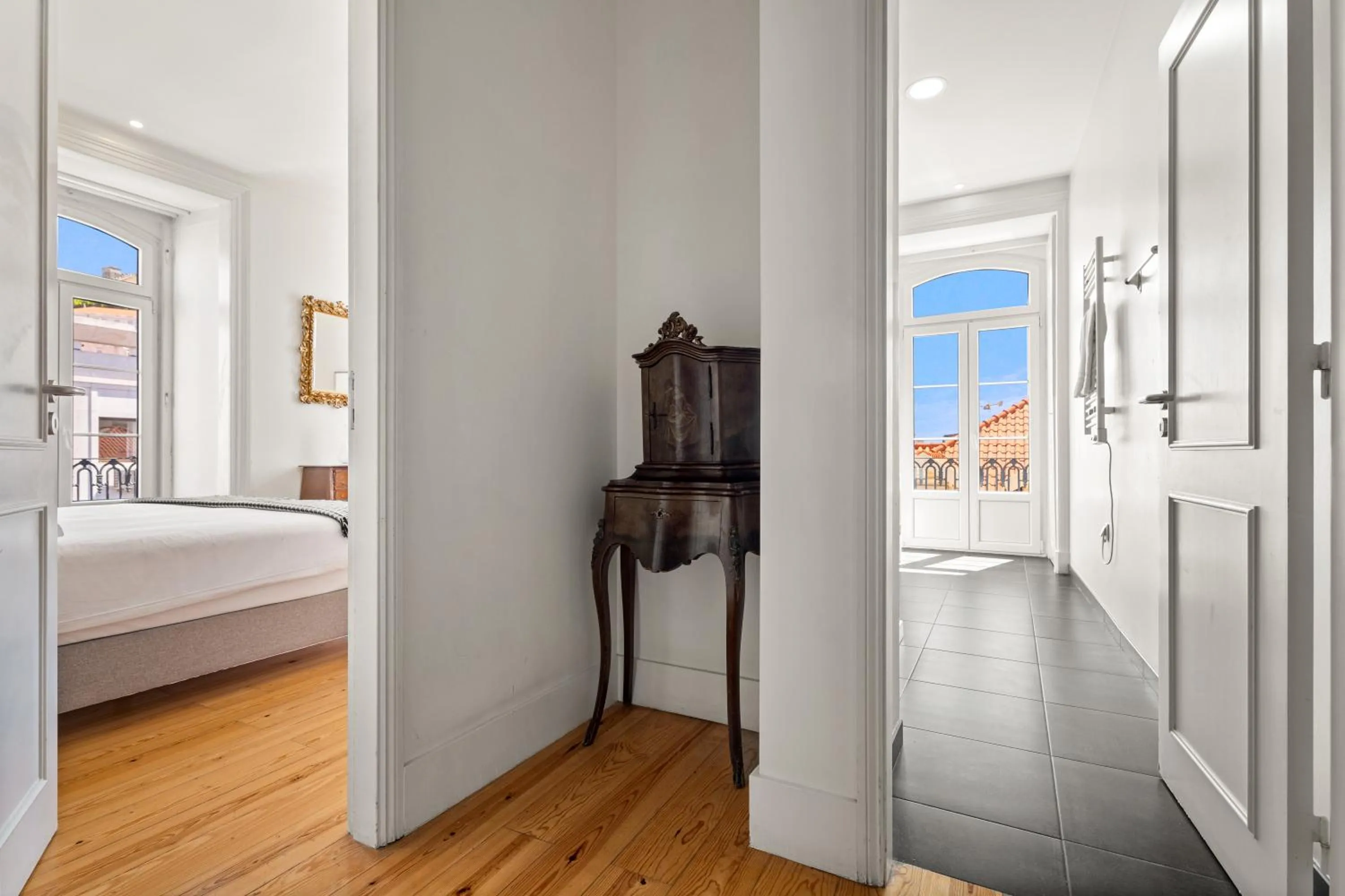 Photo of the whole room, Bed in Tesouro da Baixa by Shiadu