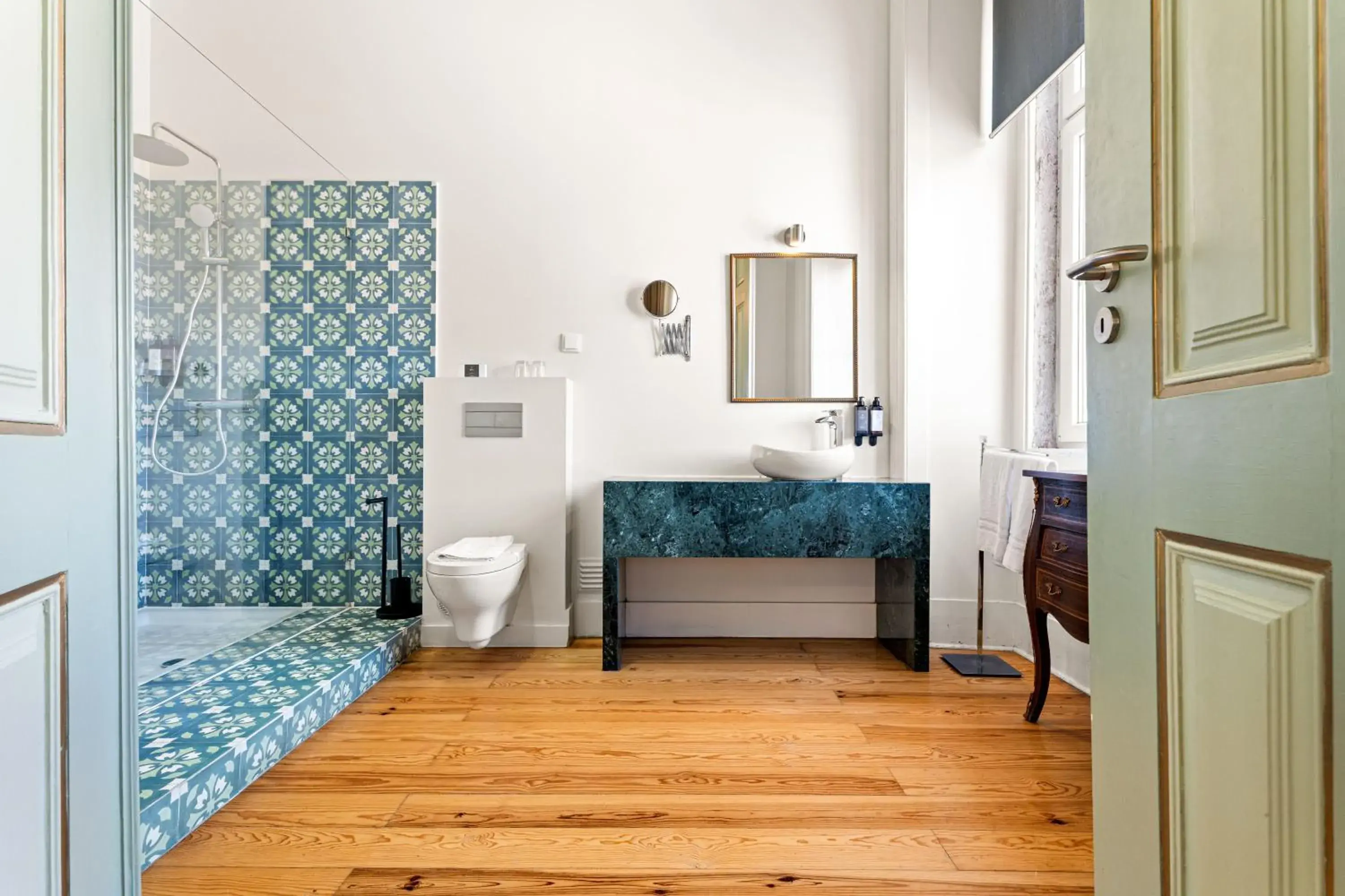 Shower, Bed in Tesouro da Baixa by Shiadu Shower, Bed in Tesouro da Baixa by Shiadu