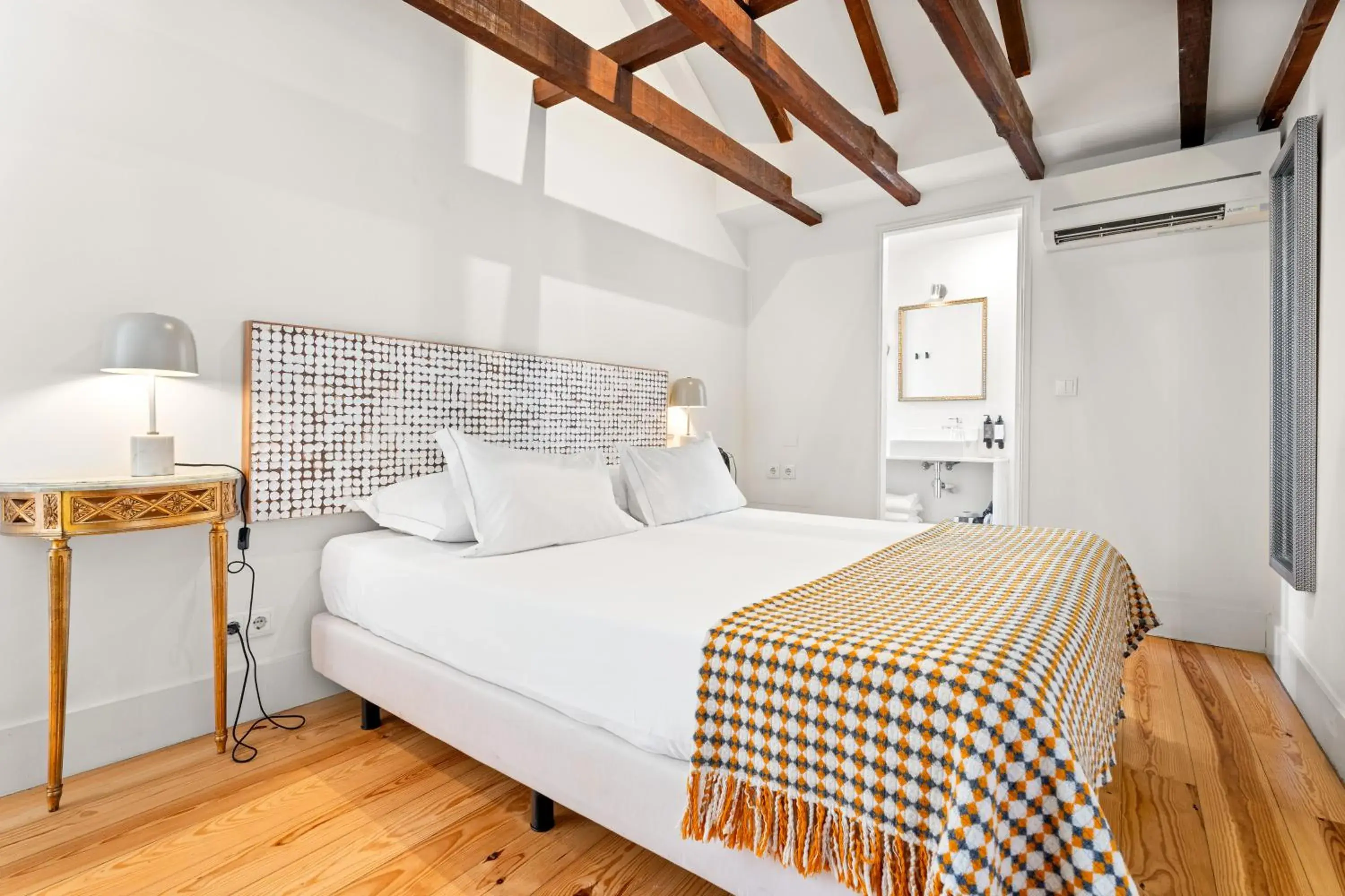 Bed in Tesouro da Baixa by Shiadu Bed in Tesouro da Baixa by Shiadu