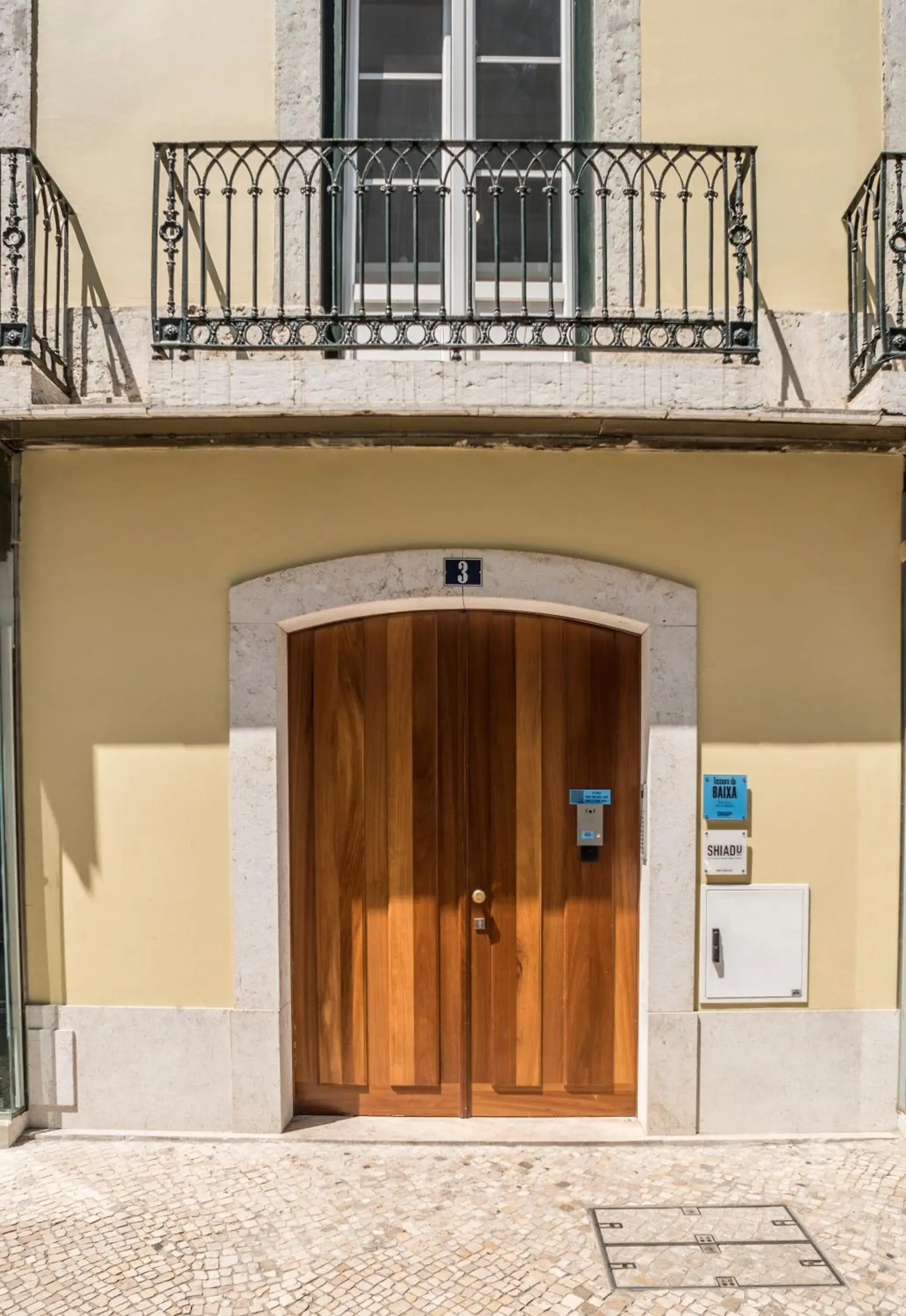 Facade/entrance in Tesouro da Baixa by Shiadu Facade/entrance in Tesouro da Baixa by Shiadu