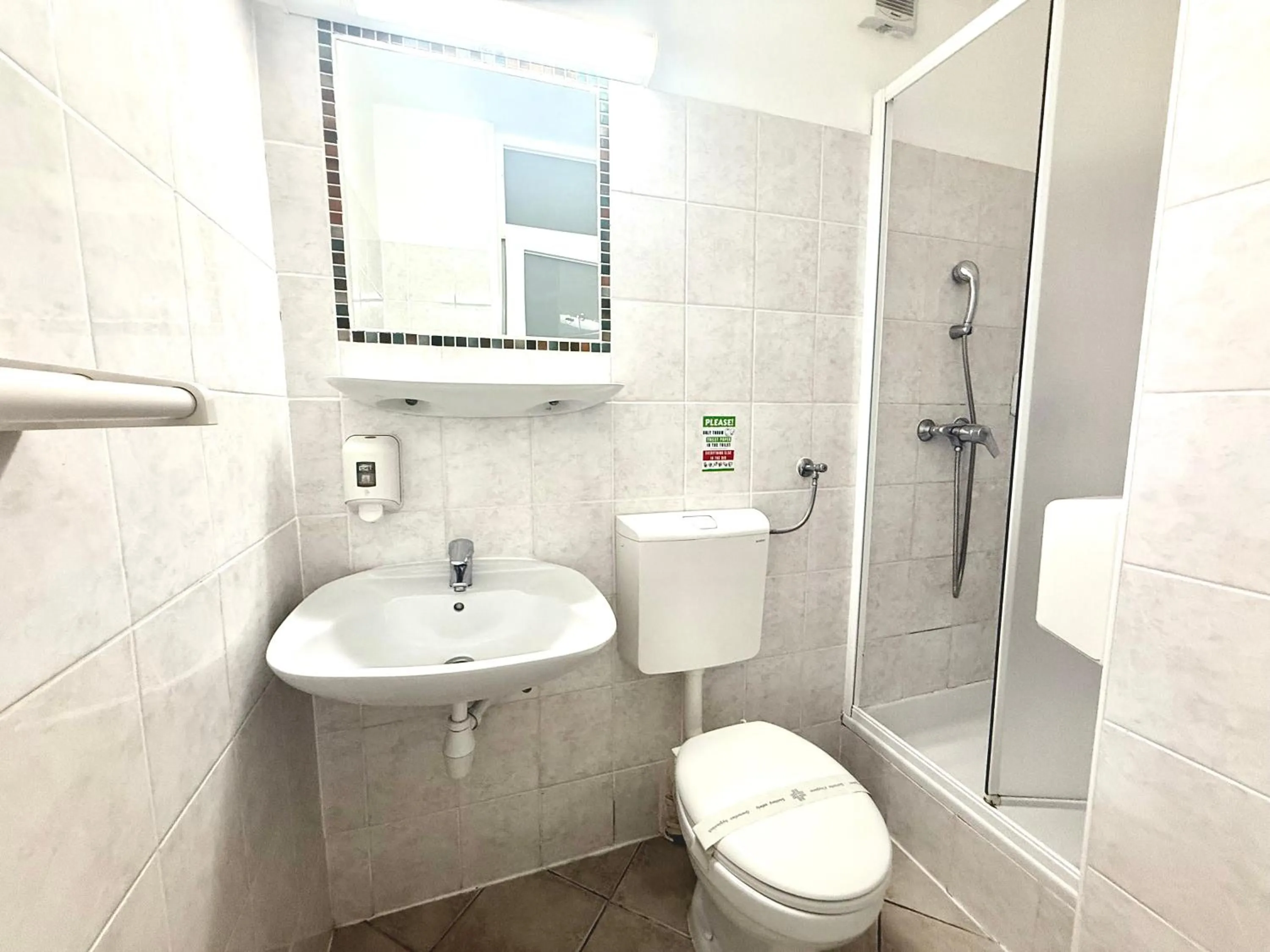 Shower in Hotel Priscapac Resort & Apartments