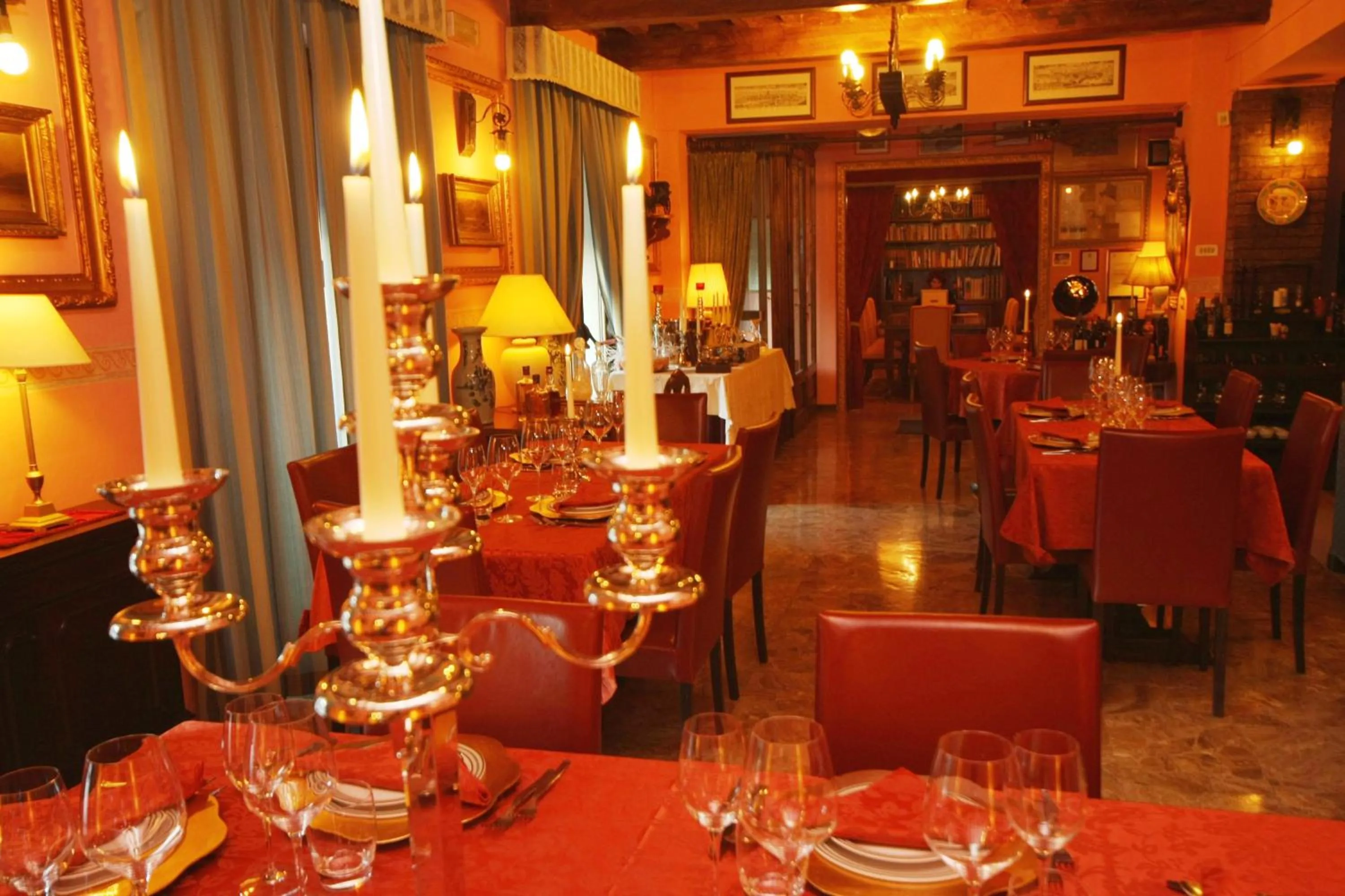 Communal lounge/ TV room in Relais Antica Locanda La Diligenza