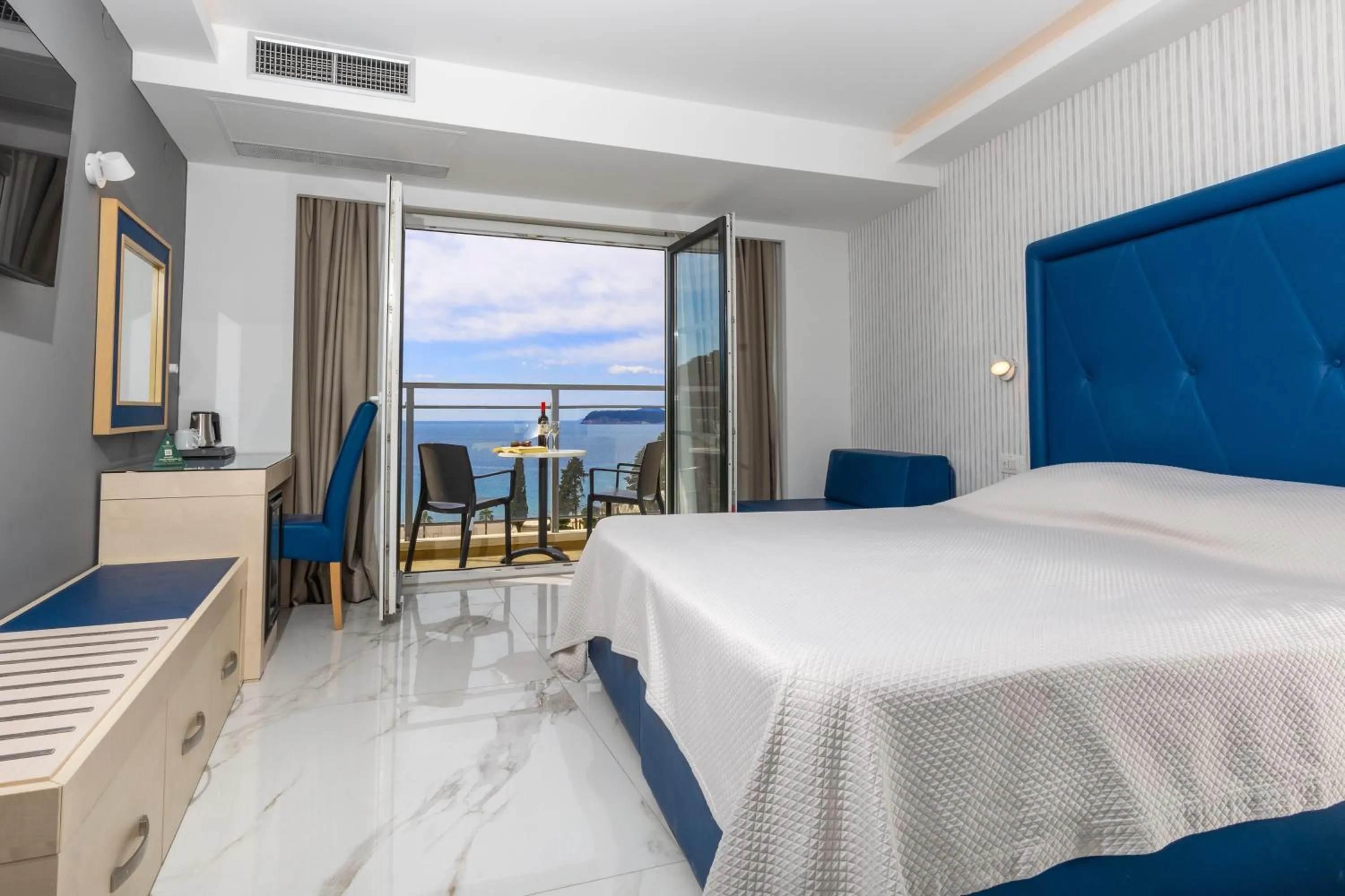 Balcony/Terrace, Bed in Grand Hotel Park