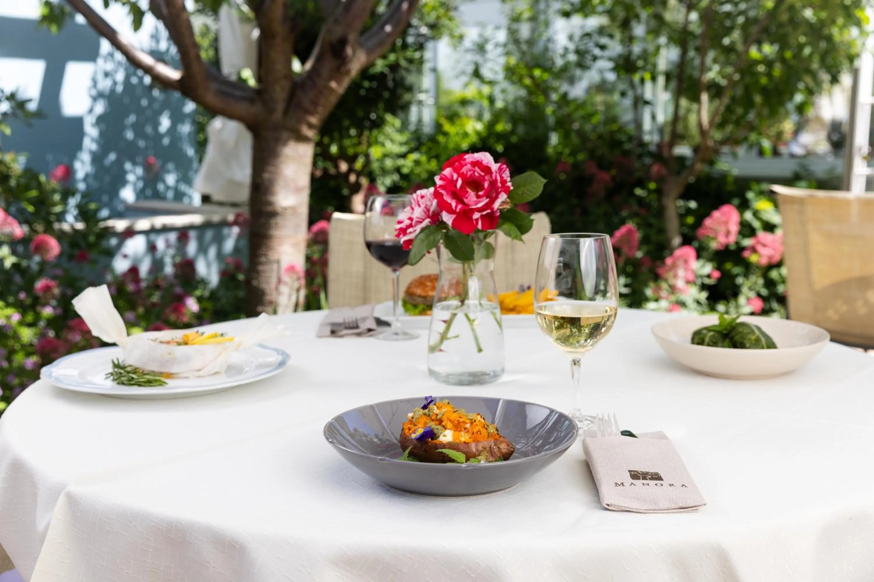 Restaurant/places to eat in Hotel Manora