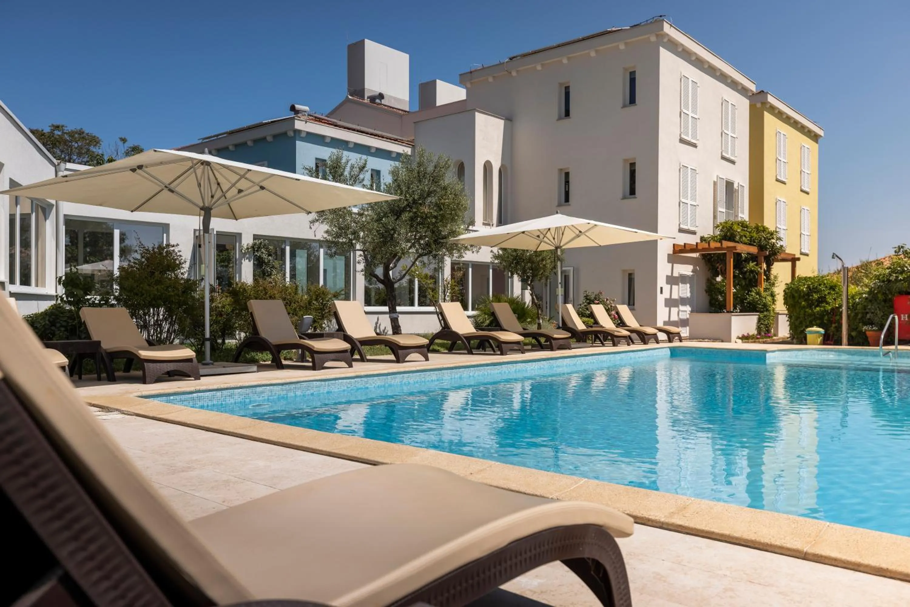 Swimming pool in Hotel Manora