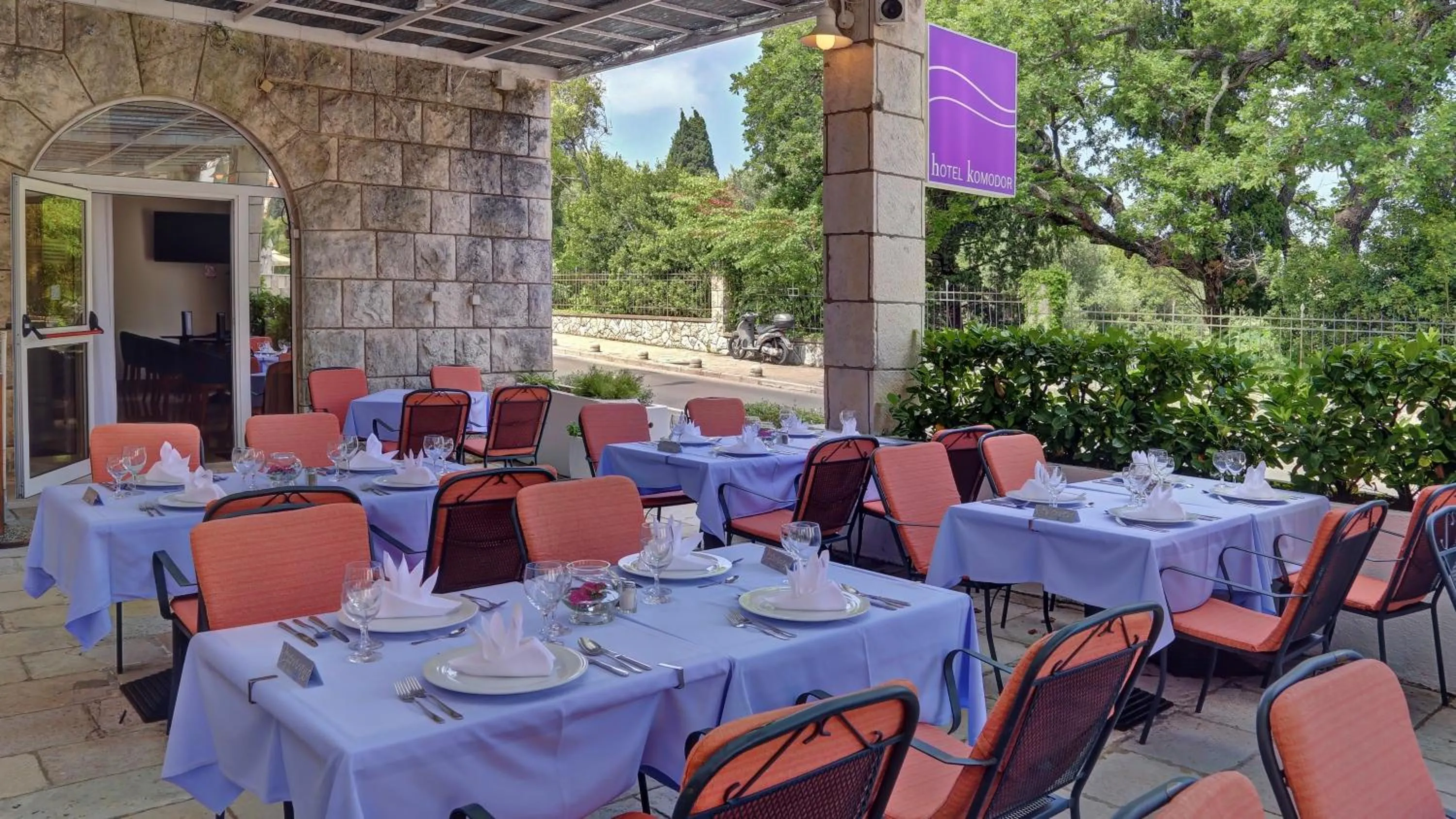 Restaurant/places to eat in Hotel Komodor