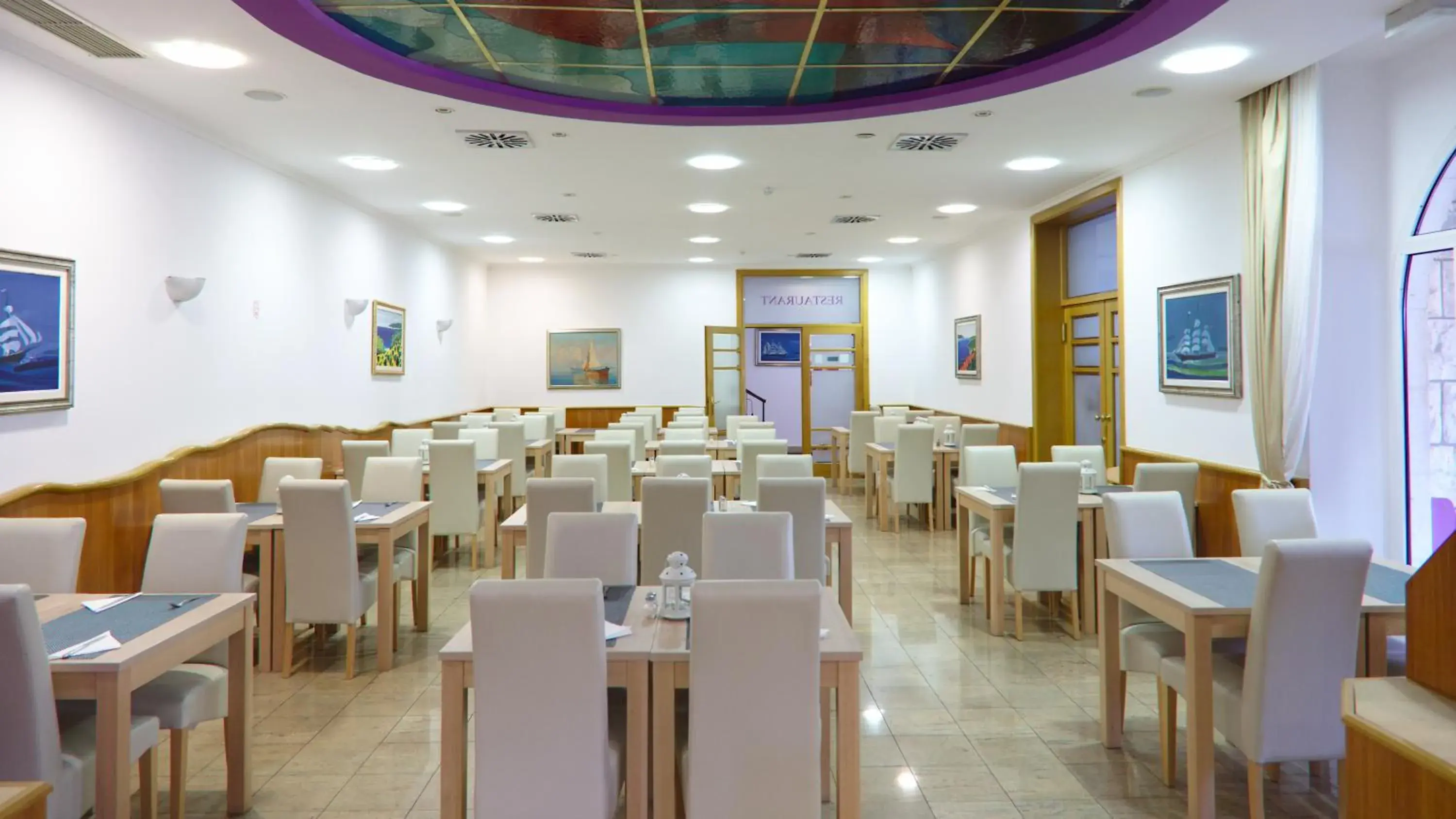 Restaurant/places to eat in Hotel Komodor Restaurant/places to eat in Hotel Komodor