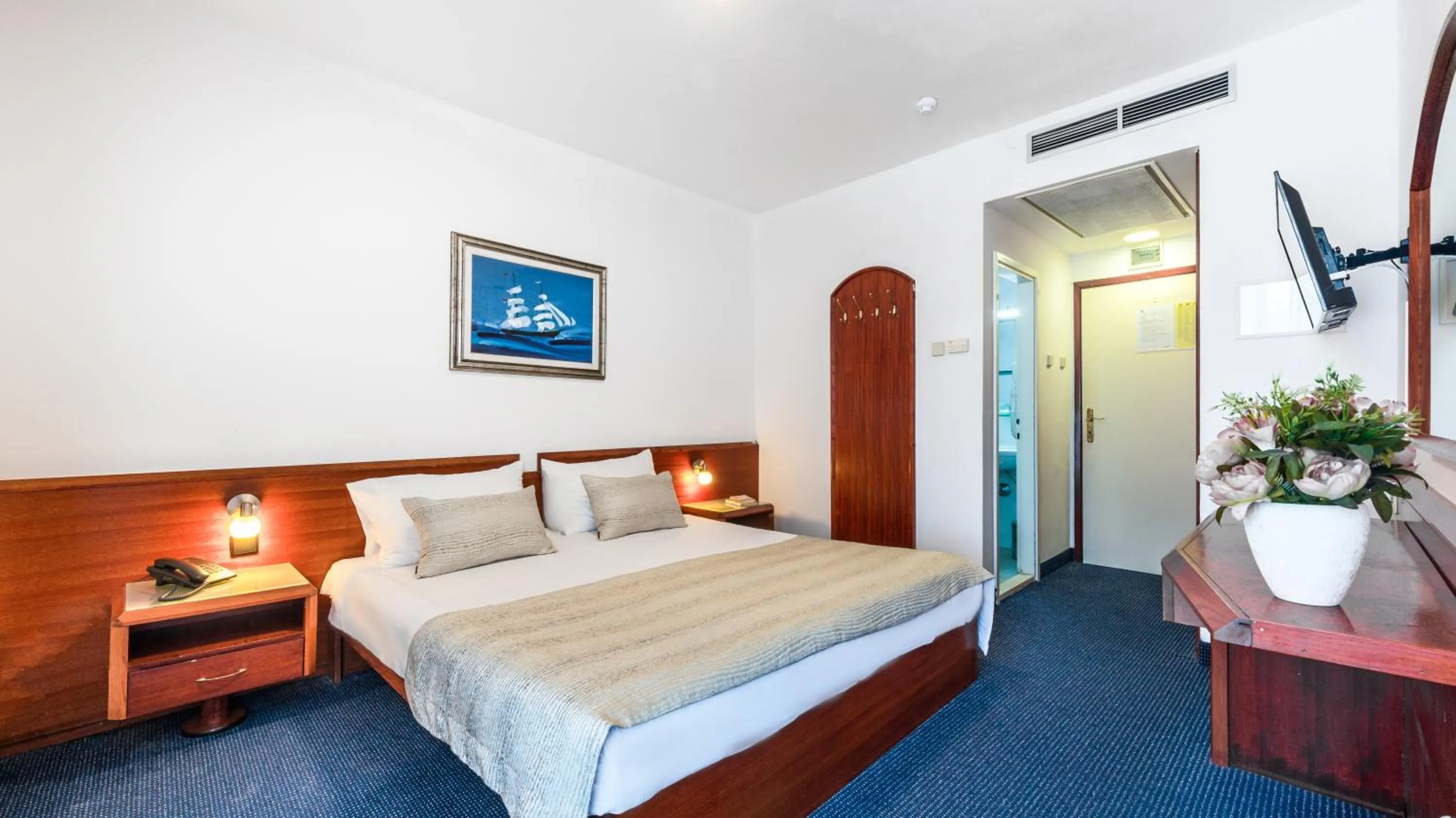 Bed in Hotel Komodor