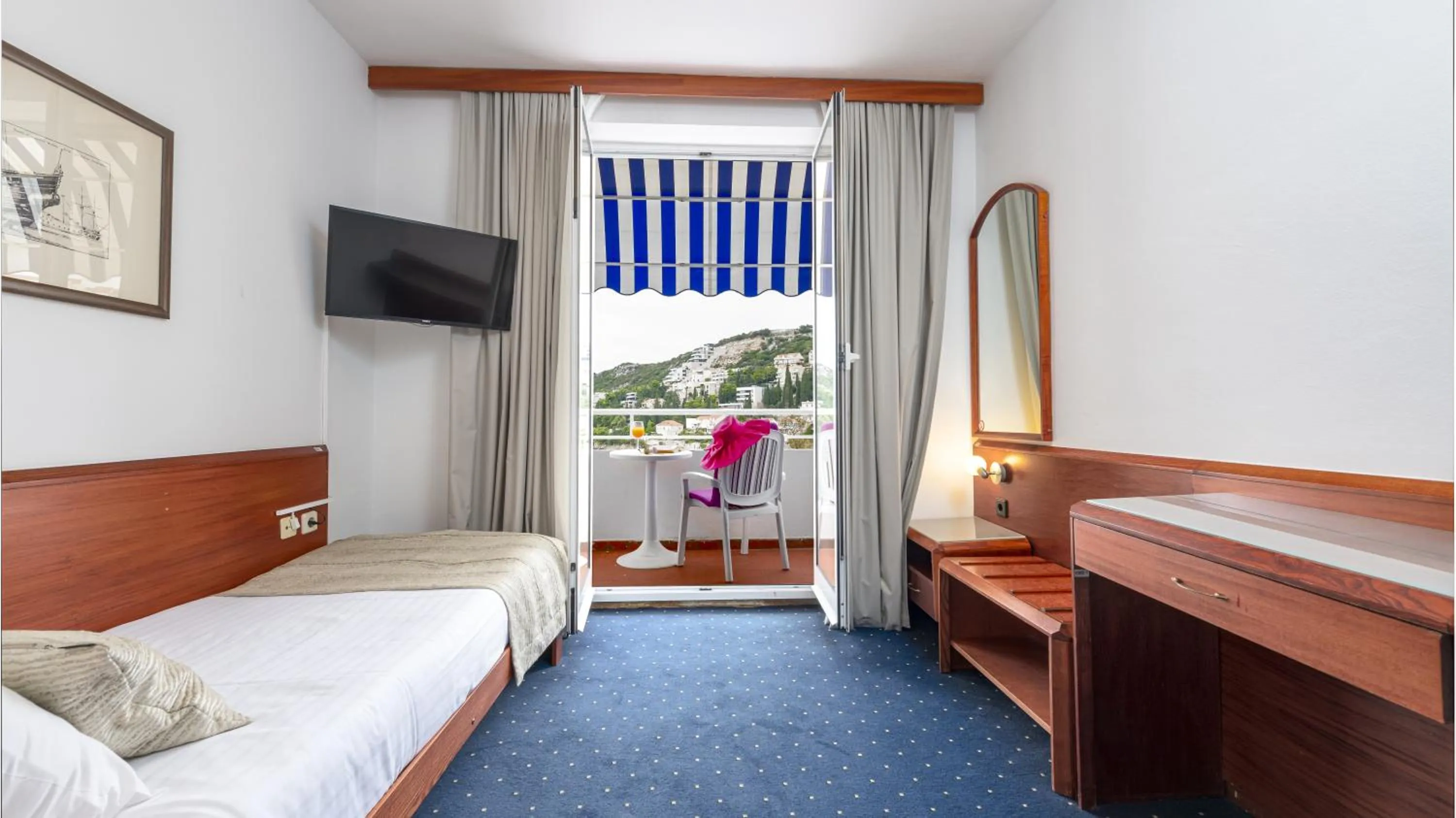 Bedroom, Bed in Hotel Komodor