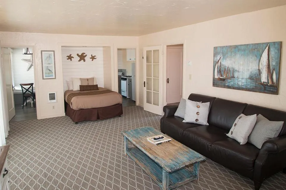 Living room, Bed in Capitola Venetian Vacation Rentals
