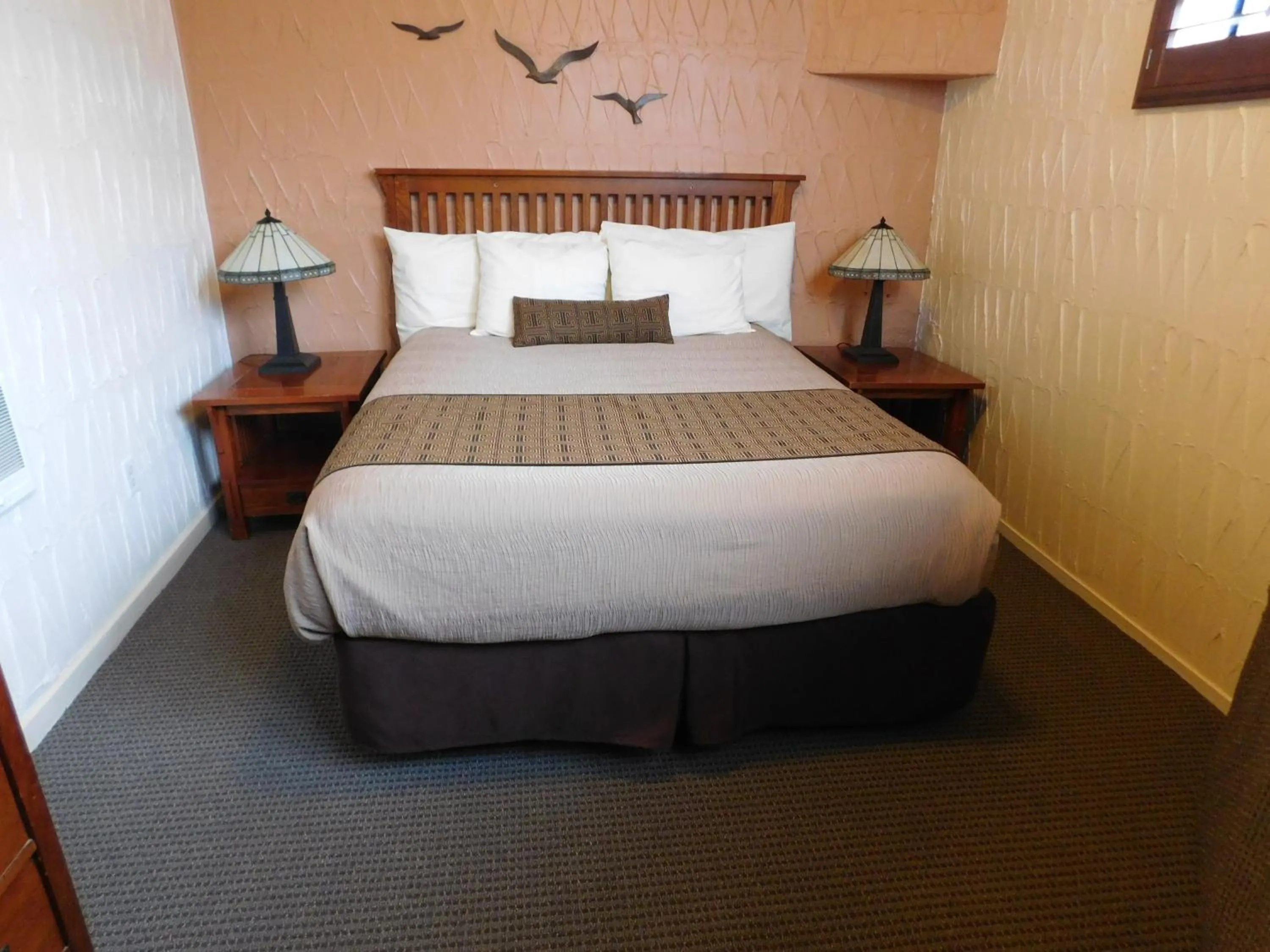 Bed in Capitola Venetian Vacation Rentals