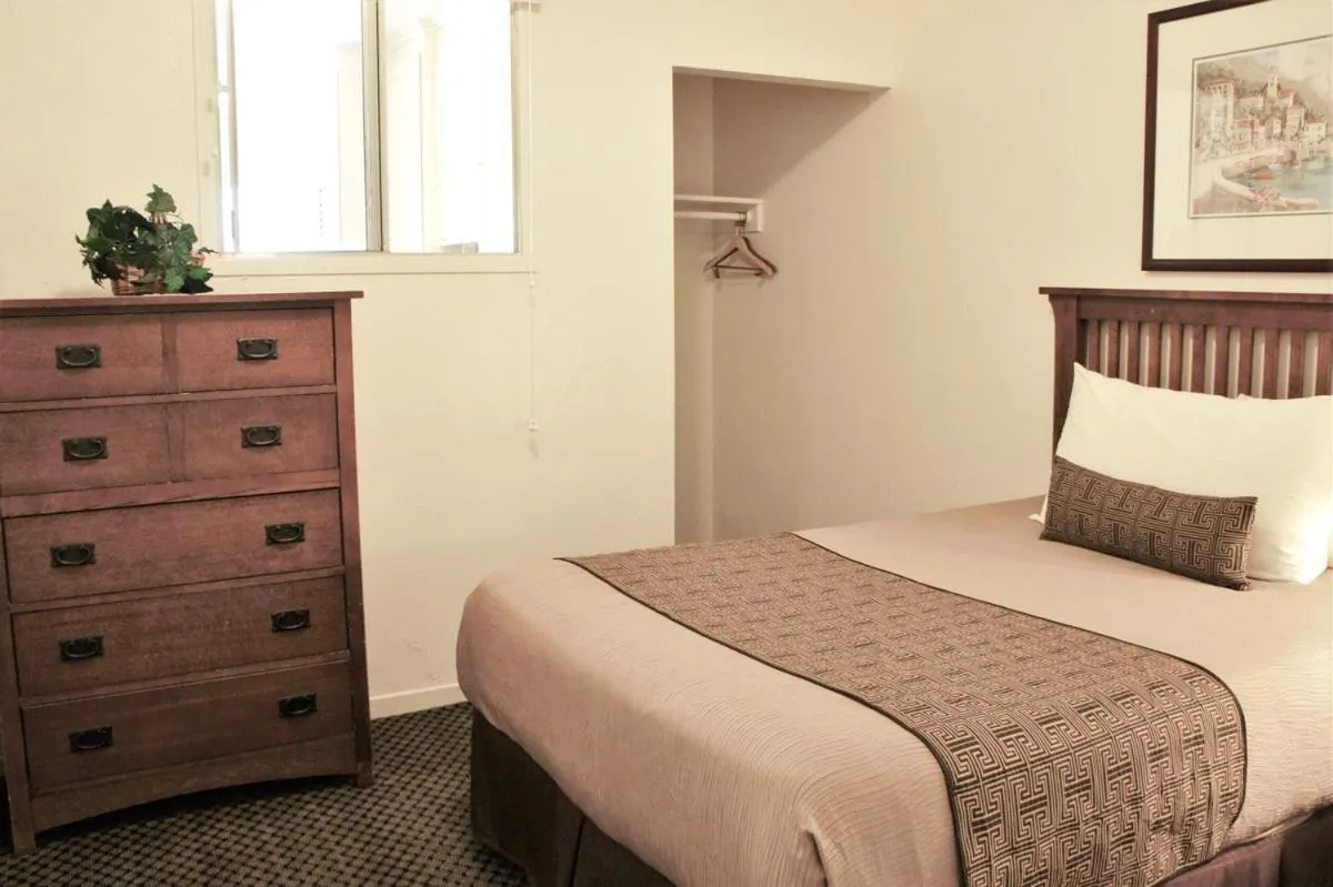 Bed in Capitola Venetian Vacation Rentals