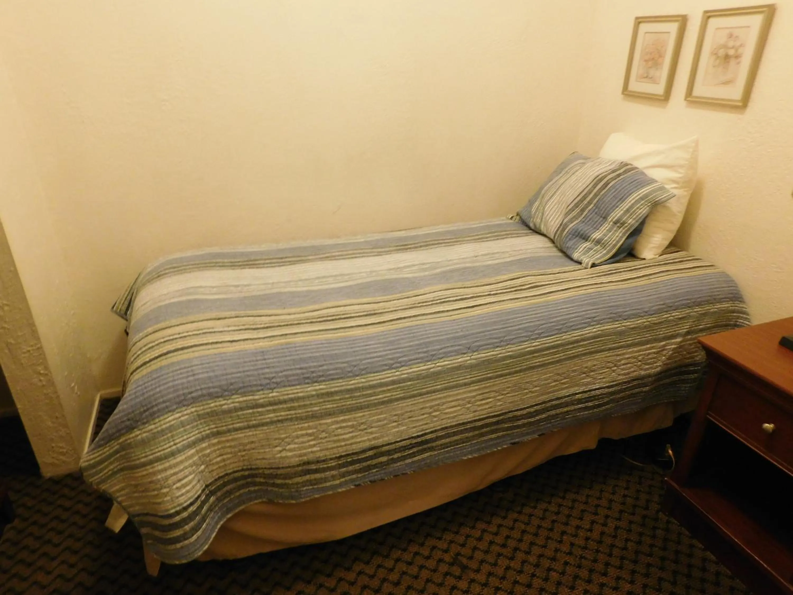 Bed in Capitola Venetian Vacation Rentals