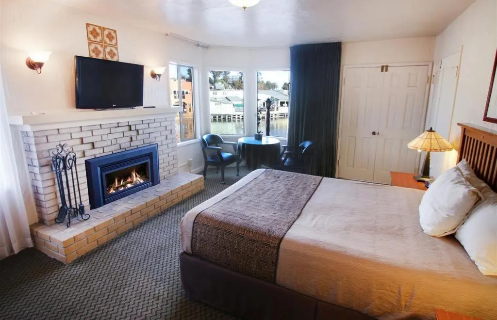 Bed in Capitola Venetian Vacation Rentals