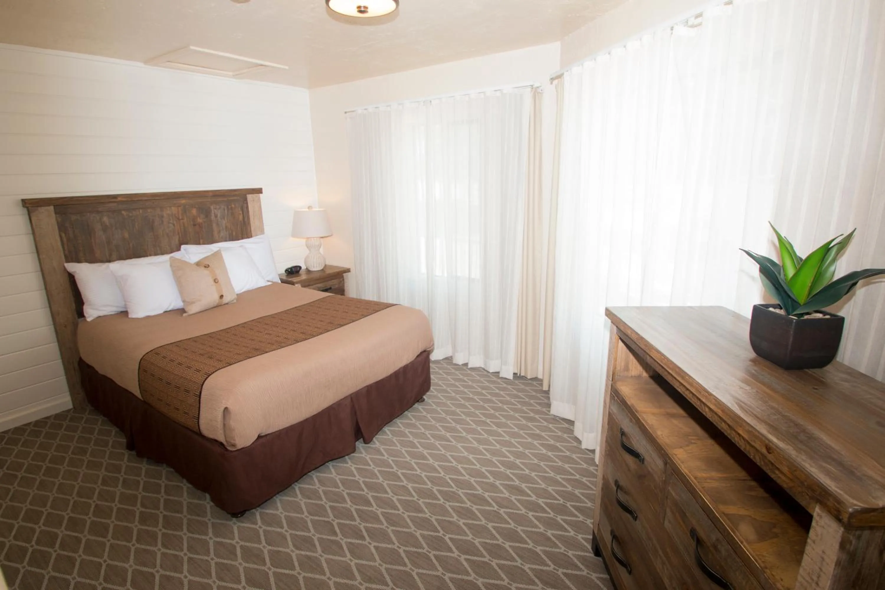 Bed in Capitola Venetian Vacation Rentals