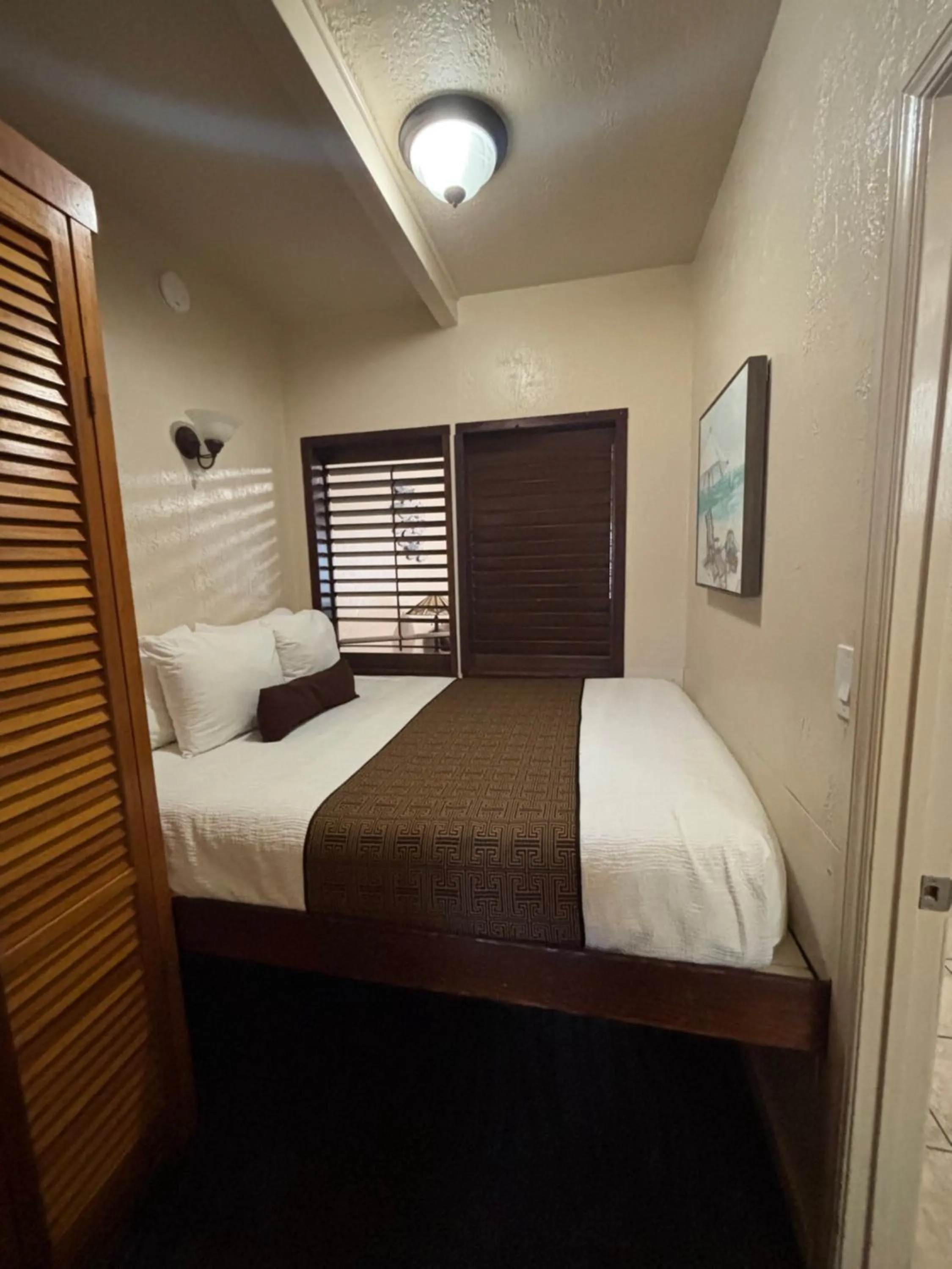 Bedroom, Bed in Capitola Venetian Vacation Rentals