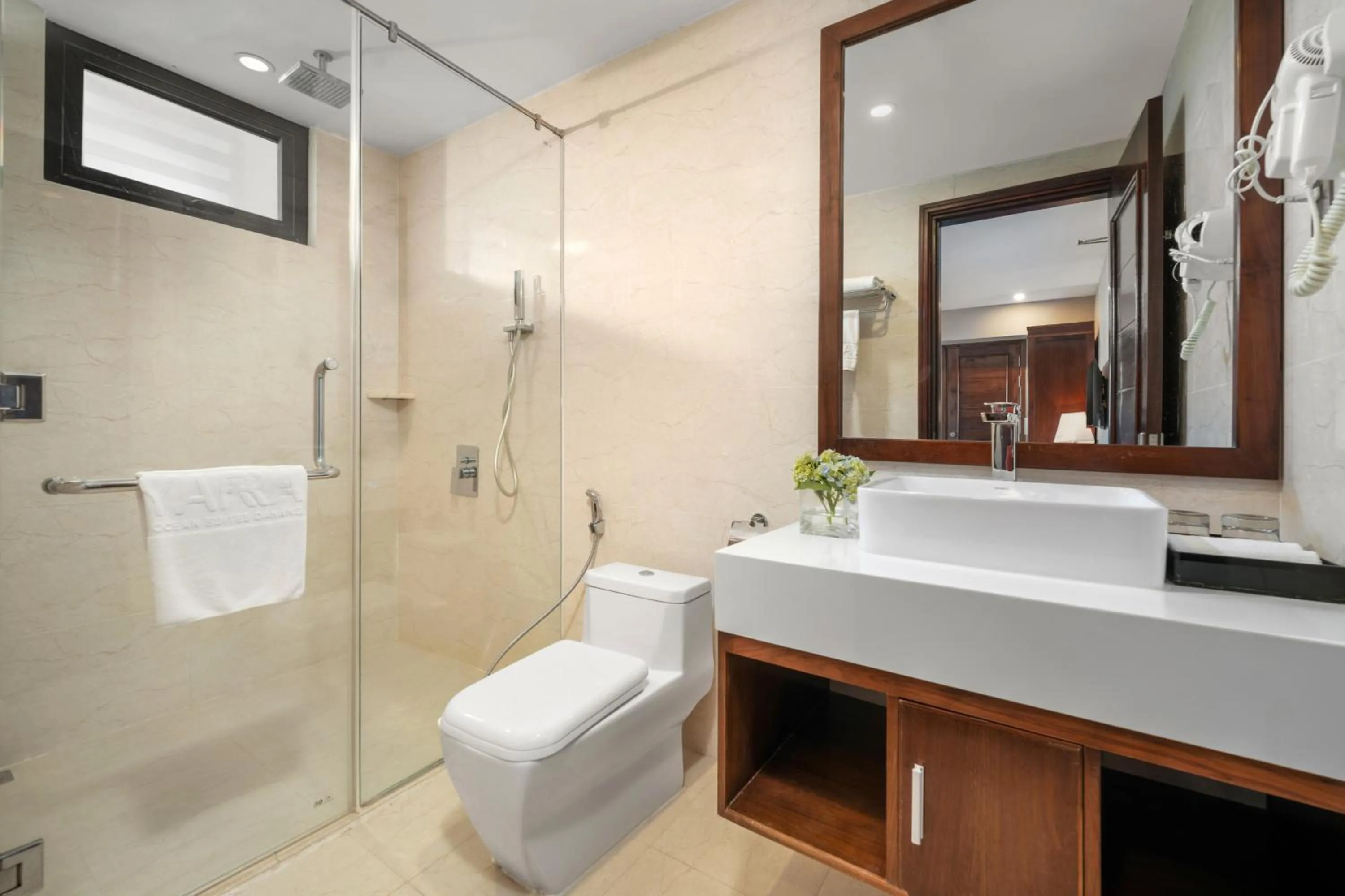 Yarra Ocean Suites Danang